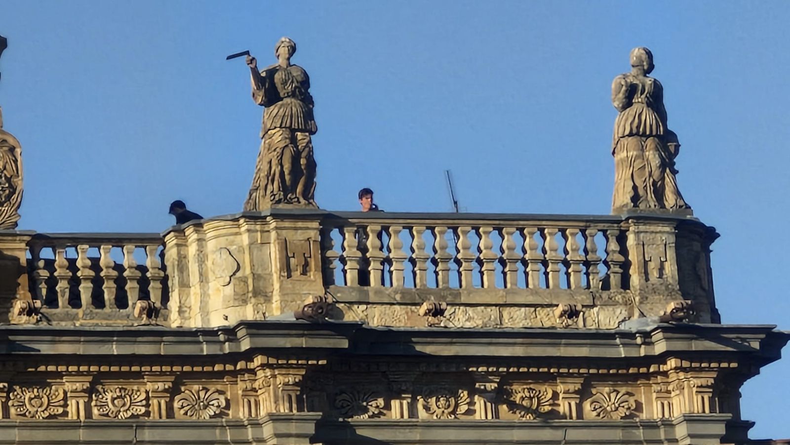 Un grupo de jóvenes accede a los tejados de la Plaza Mayor de Salamanca para hacerse una fotografía
