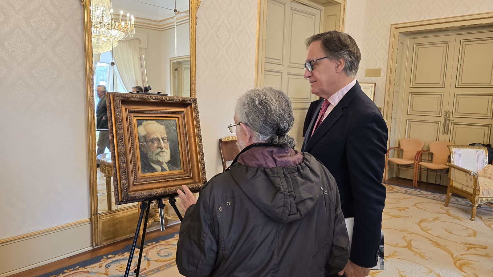 El alcalde de Salamanca, Carlos García Carbayo, recibe la donación de un cuadro de Miguel de Unamuno, obra de Jerónimo Prieto