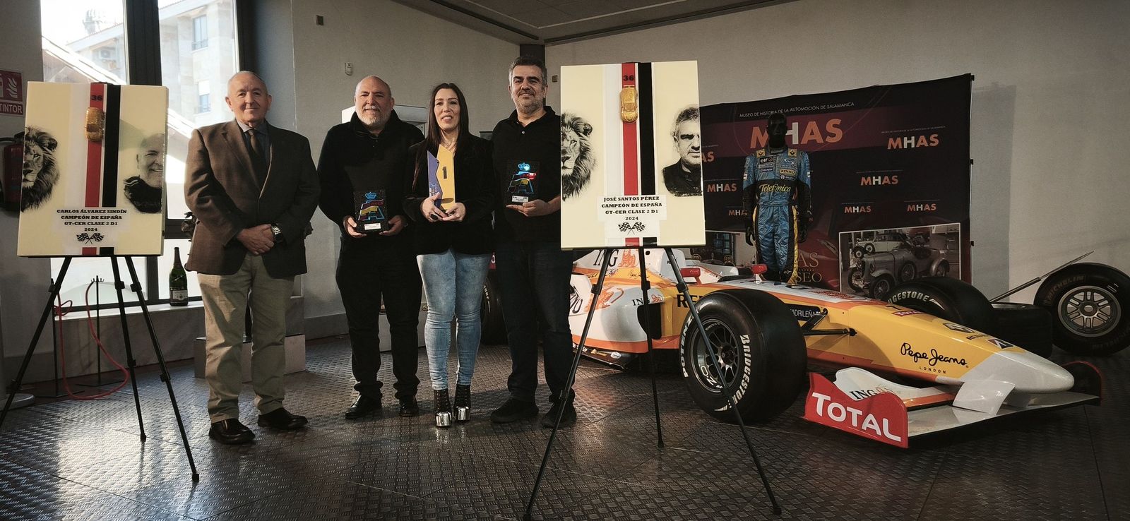 El Museo de la Automoción expone dos obras que inmortalizan el triunfo del UCAV Racing Team