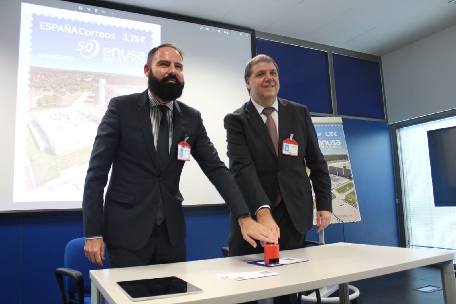 Representantes de Enusa en la presentación de su sello conmemorativo por su 50 aniversario