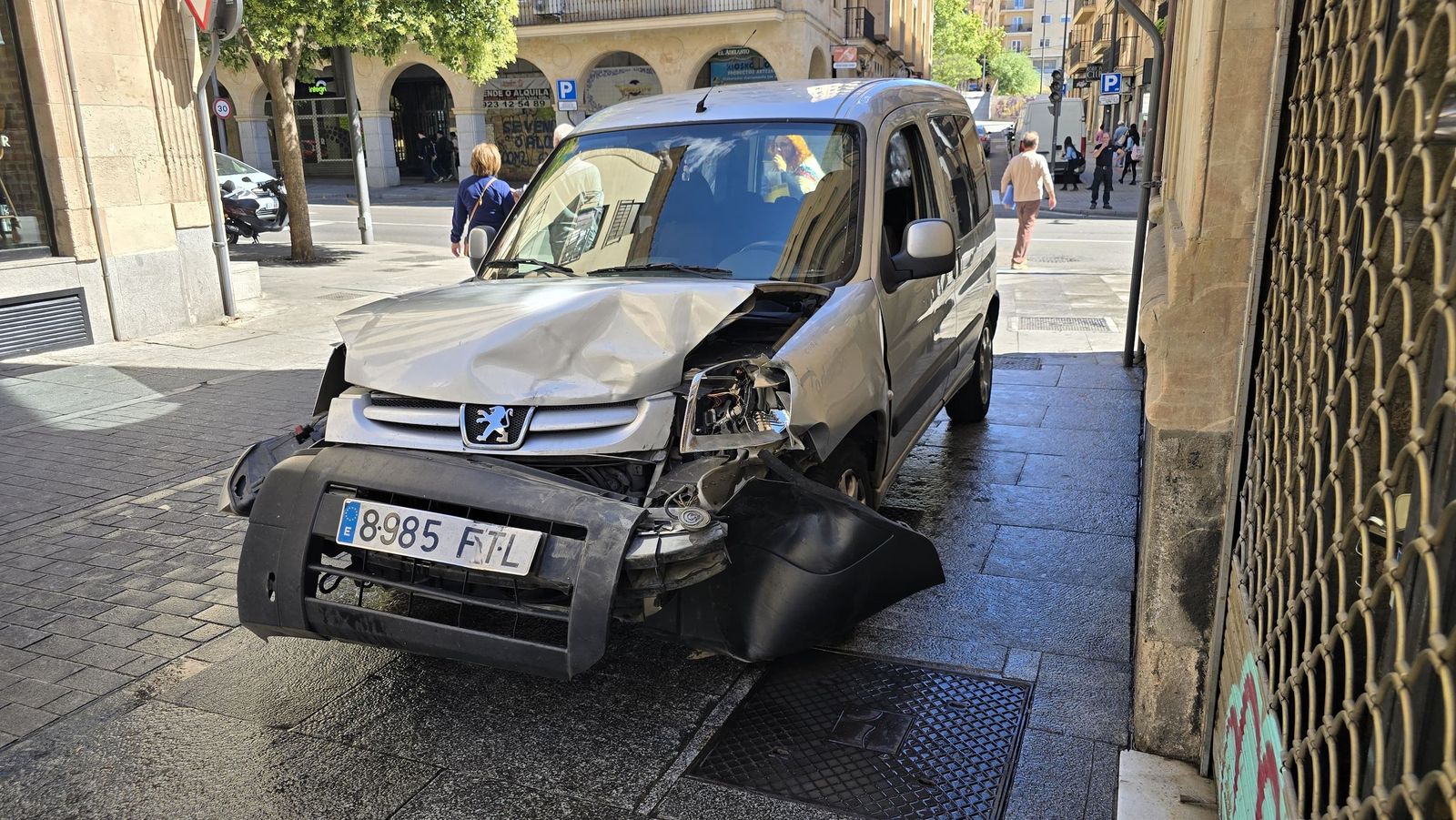 Furgoneta accidentada en Gran Vía