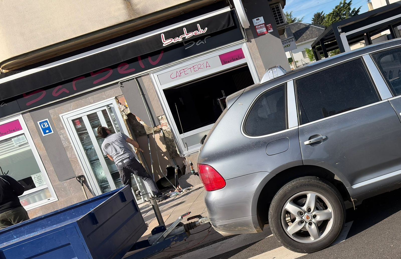 Daños tras el alunizaje en el bar Babelu