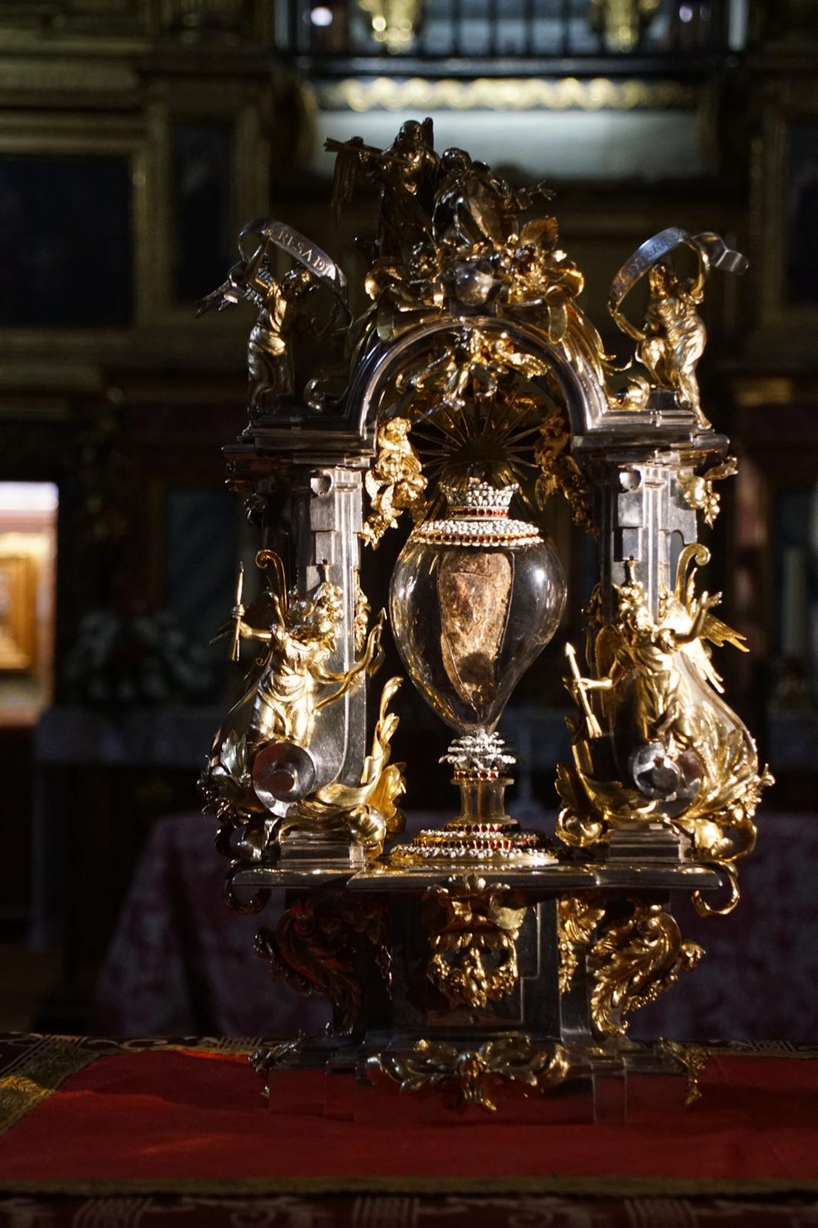 Presentación del relicario del corazón de Santa Teresa de Jesús en Alba de Tormes