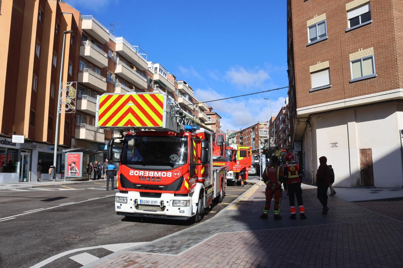 Bomberos en la carretera de Ledesma