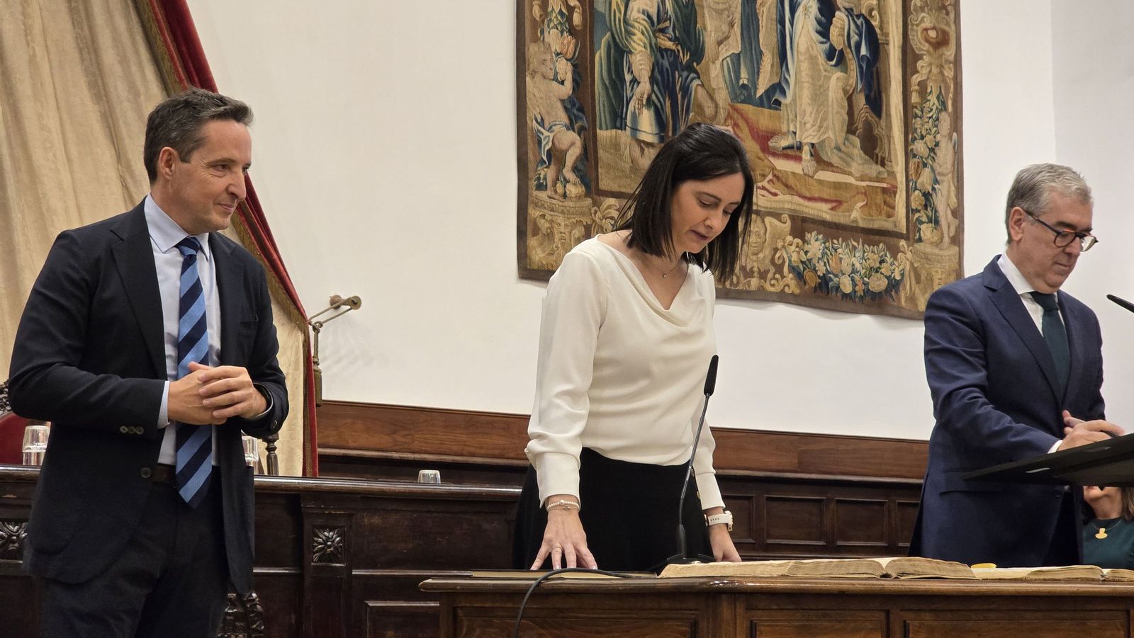 El rector de la Universidad de Salamanca preside el acto de toma de posesión de nuevos cargos académicos y del personal docente e investigador