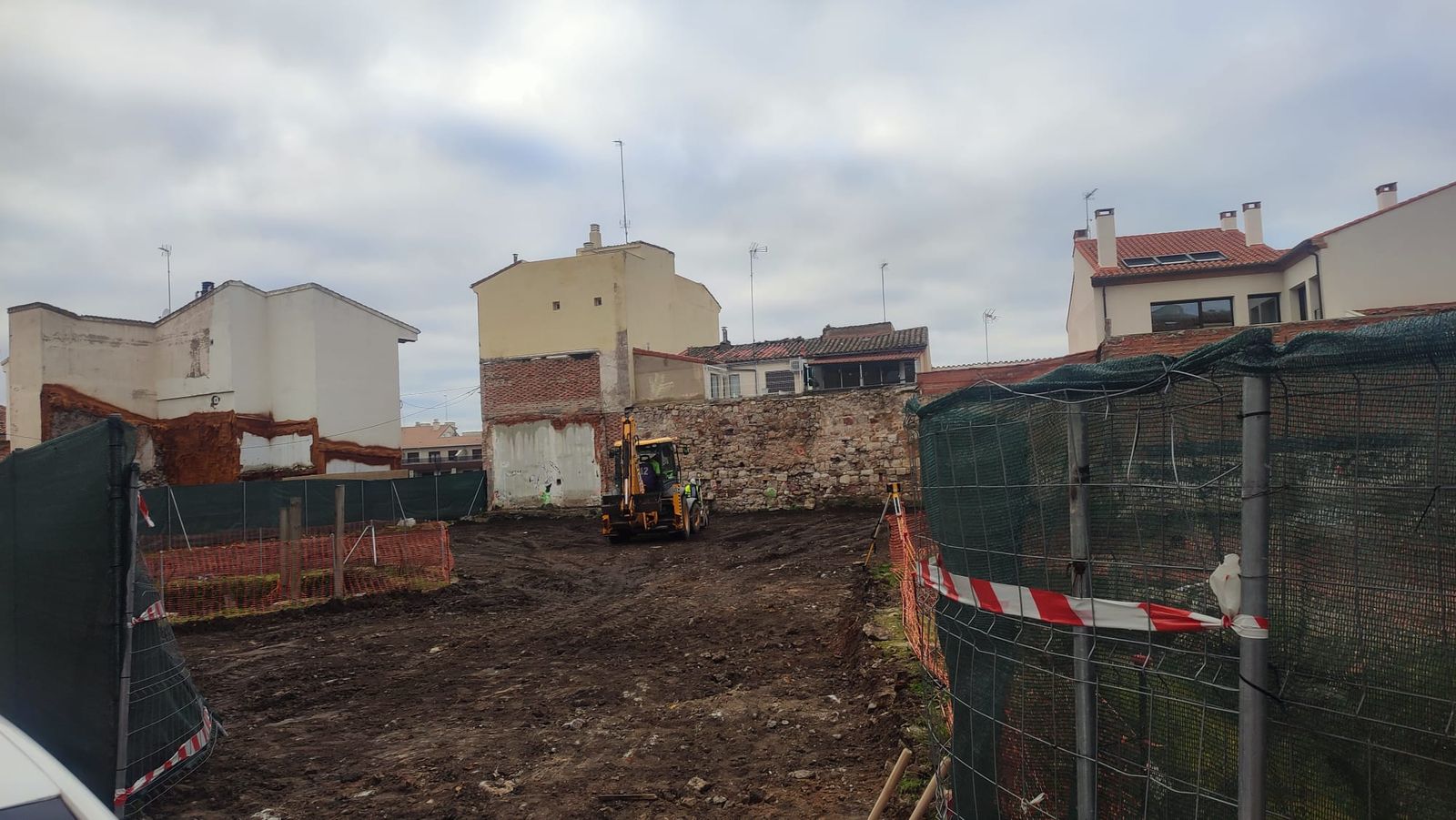 Máquina trabaja en el solar del futuro Museo de Semana Santa de Zamora.