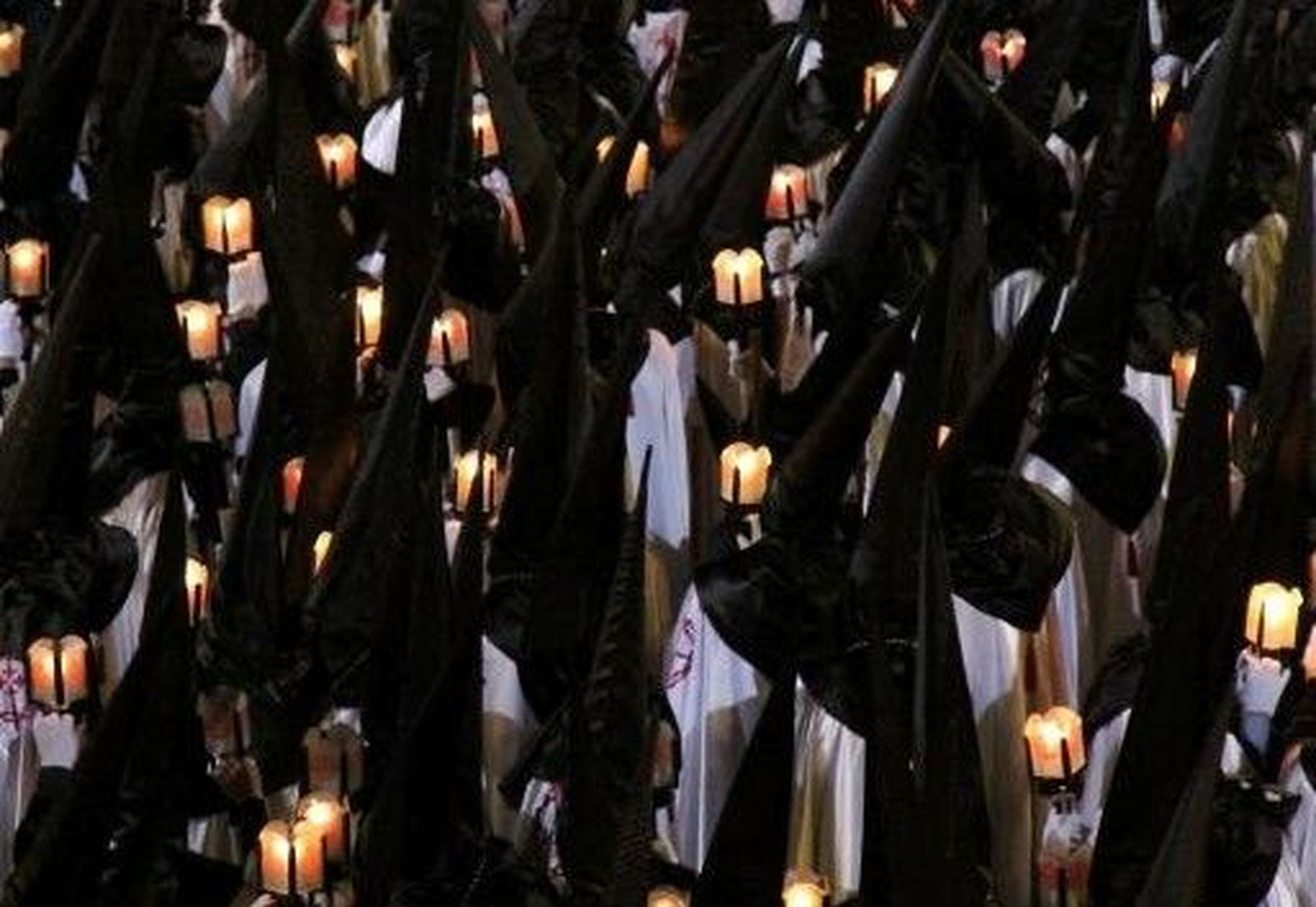 Cofrades de la Tercera Caída en la Plaza Mayor Foto María Lorenzo