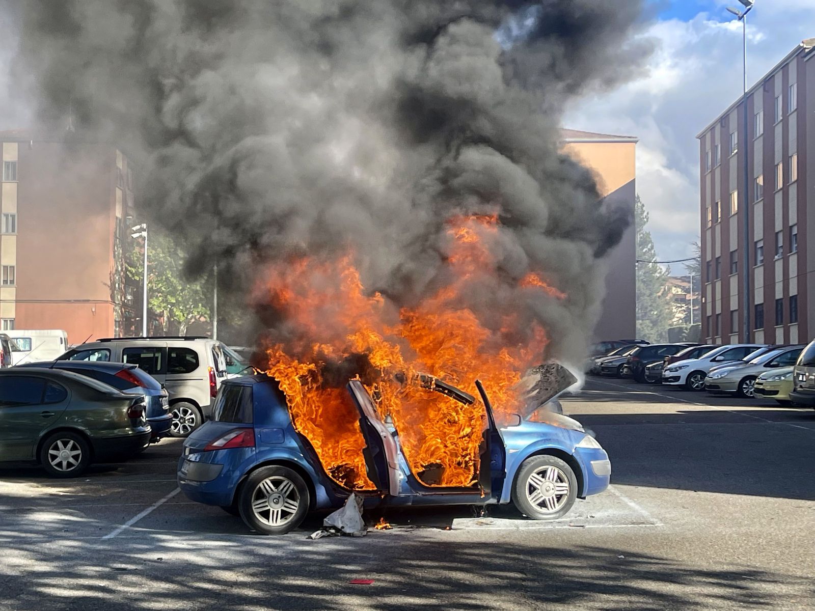 incendio-de-un-vehiculo-en-el-barrio-de-san-jose-foto-susana-martin-agencia-ical-4