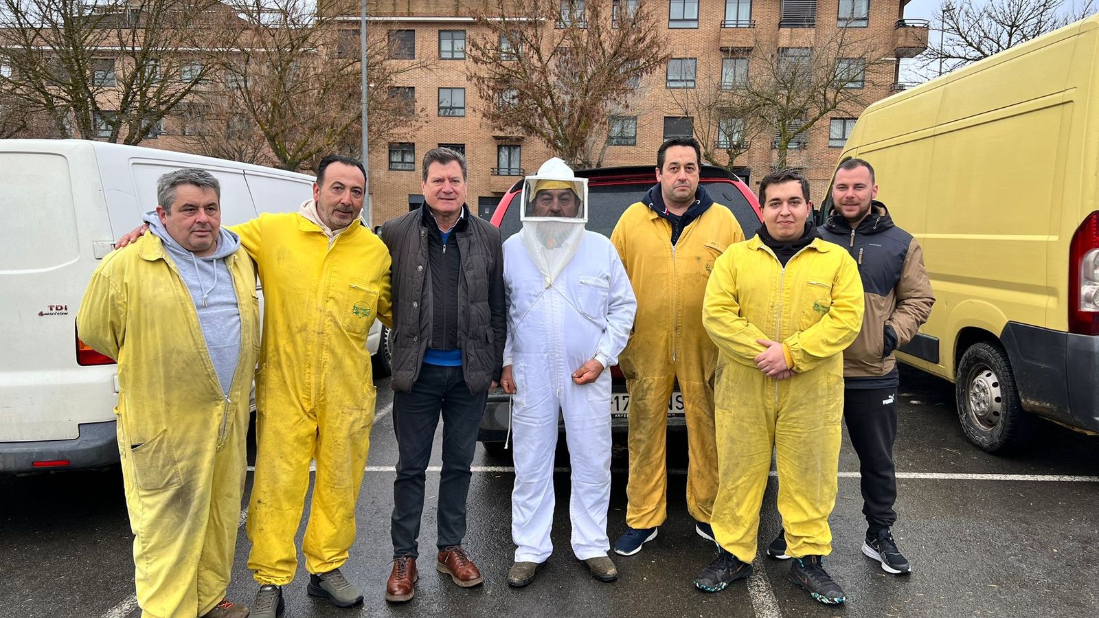 Apicultores de la cooperativa Reina Kilama, con el presidente Santiago Canete, en las protestas por Mercosur 