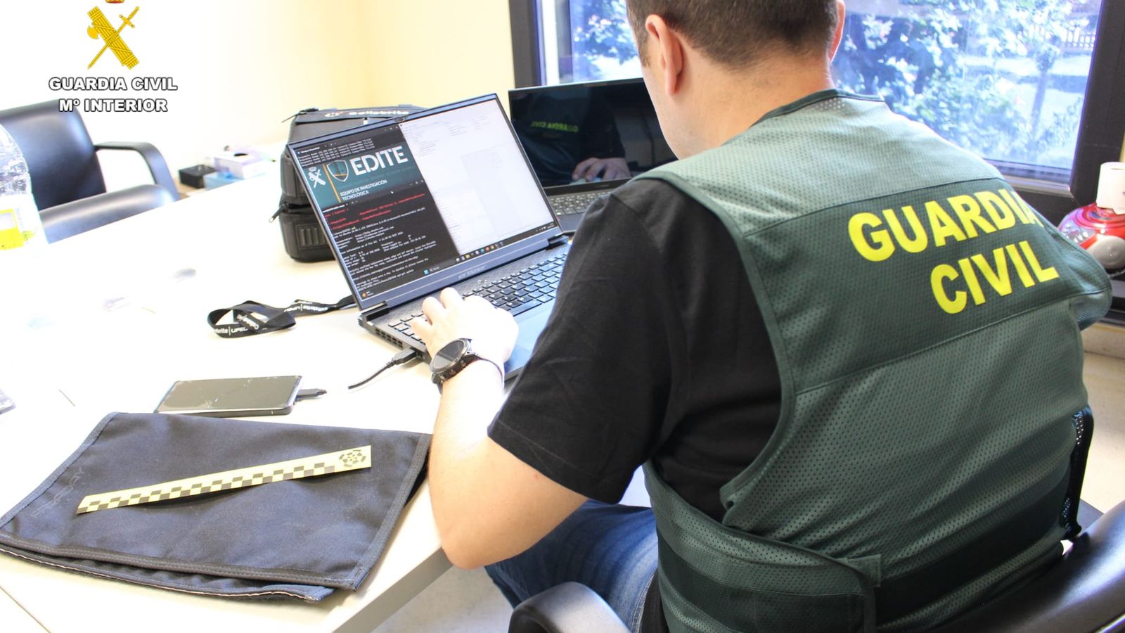 Agente de la Guardia Civil frente a un ordenador