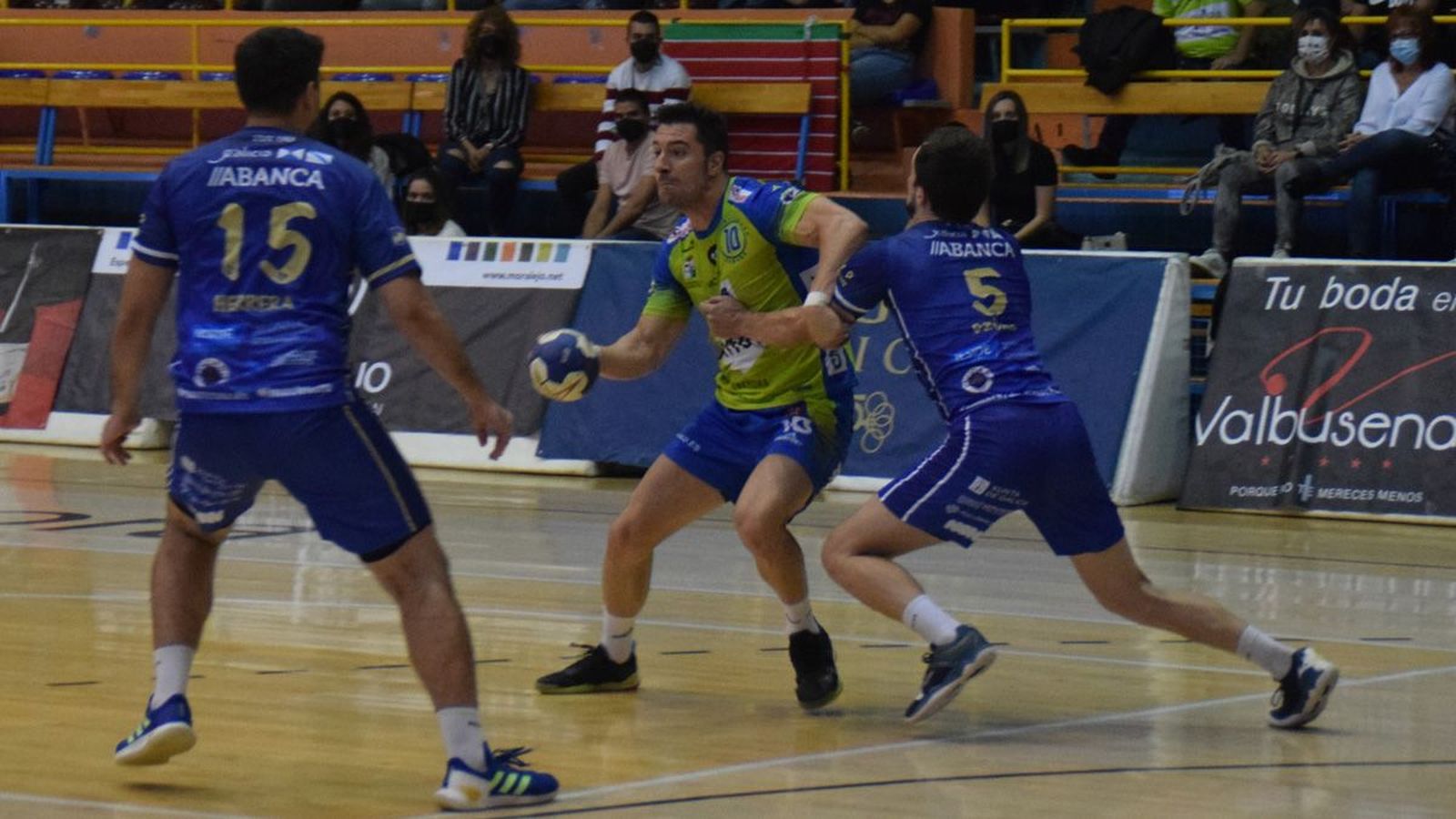 Jortos intenta zafarse de un rival