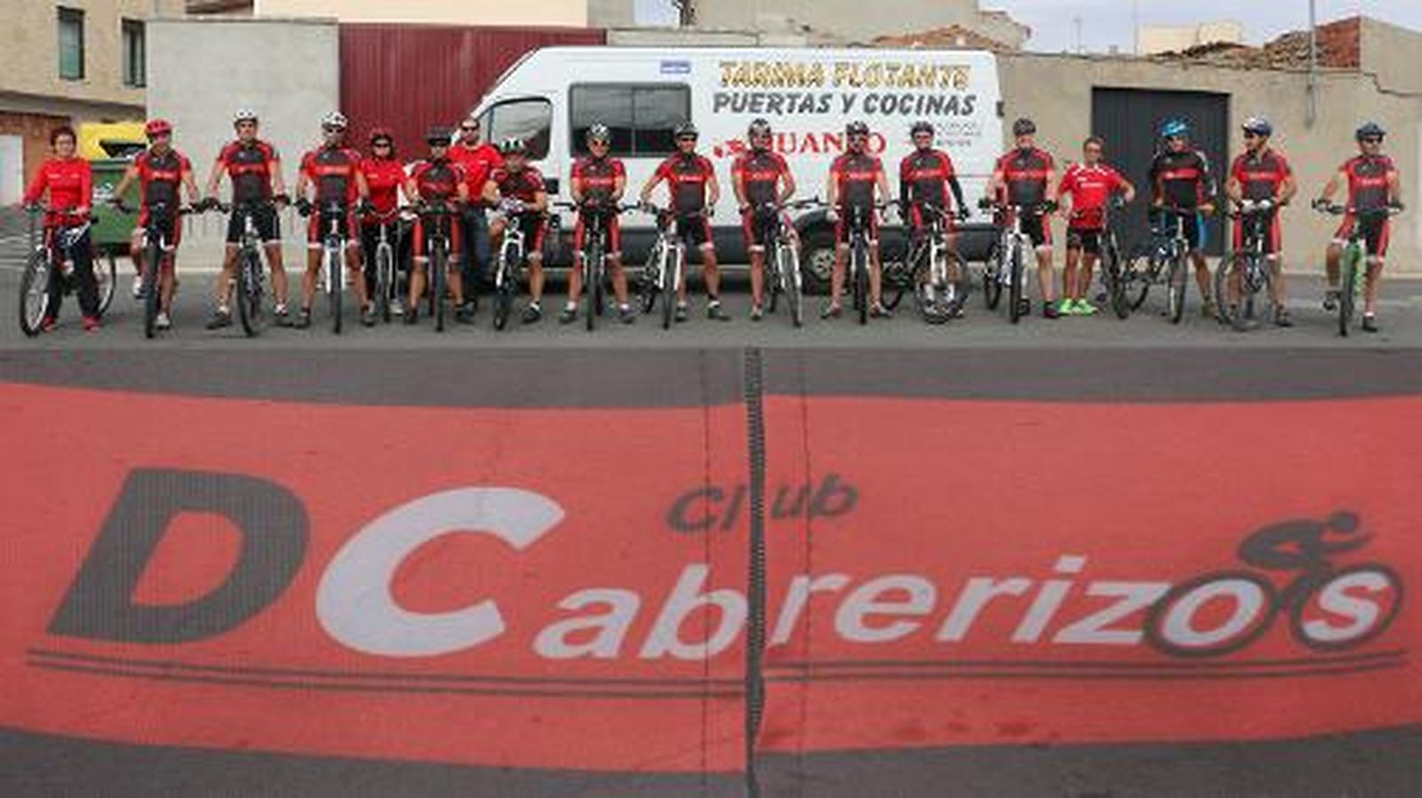 El DCabrerizos presenta sus equipaciones para el equipo ciclista
