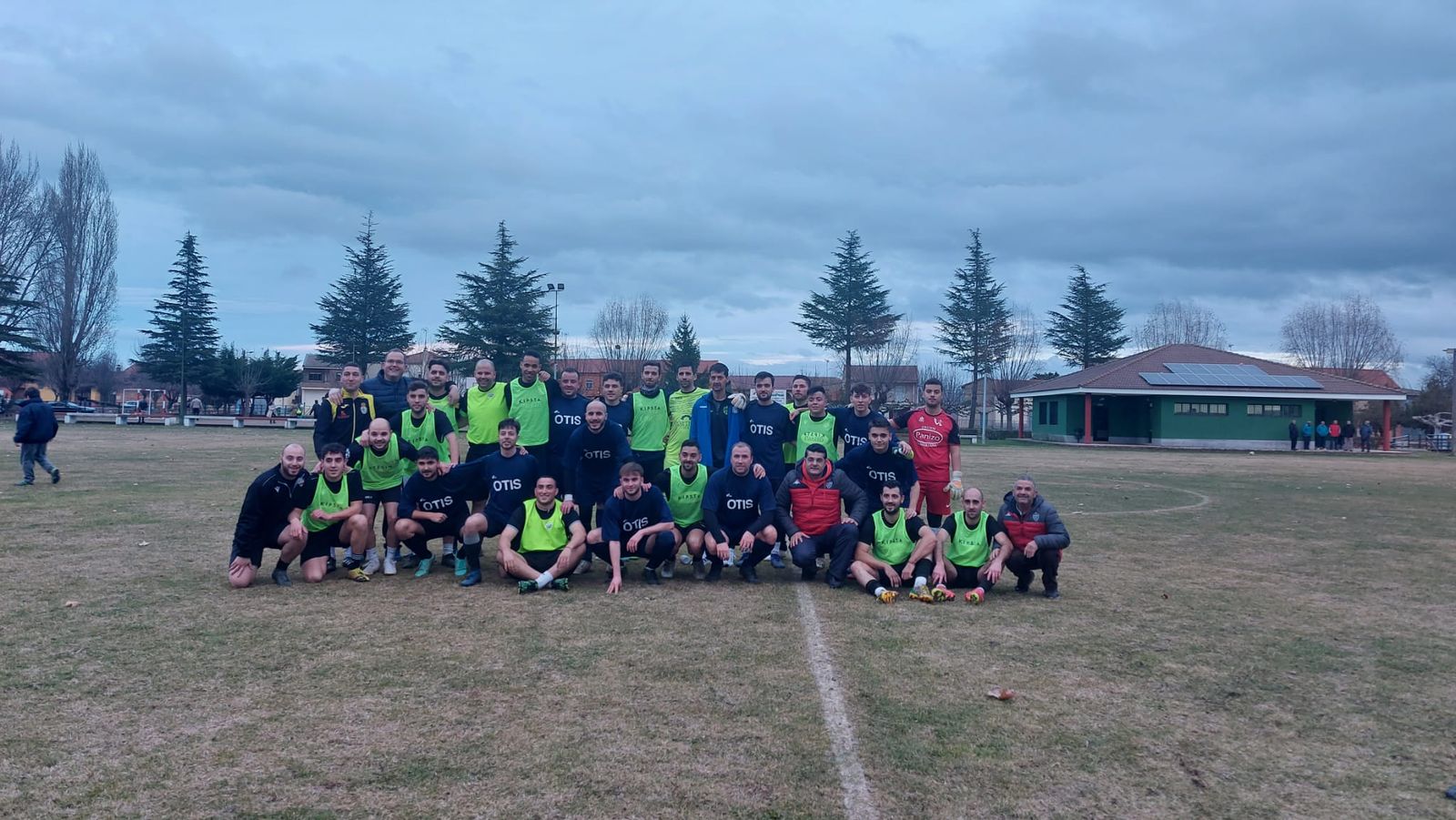 Jugadores y entrenadores de ambos clubes posan tras el partido.