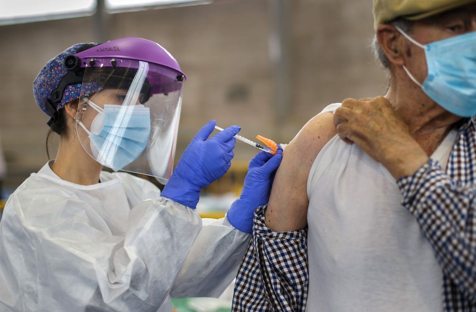 Los grupos de alto riesgo comenzarán a vacunarse frente al COVID de manera simultánea a las personas de entre 70 y 79 años