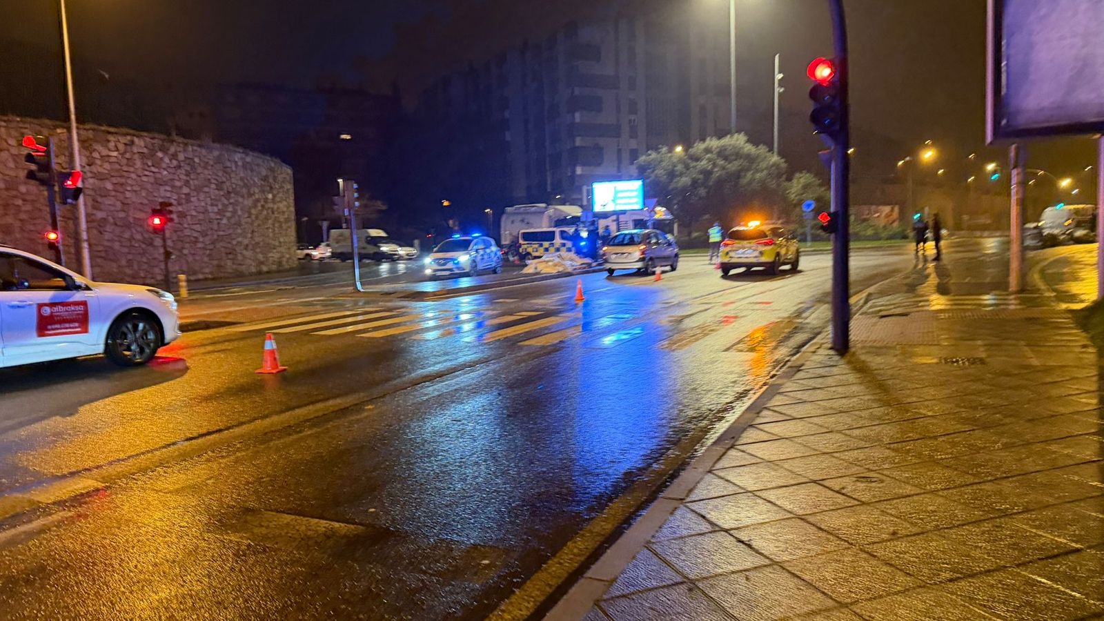 Cortados tres carriles de la Vía Helmántica tras caer la carga de un tráiler