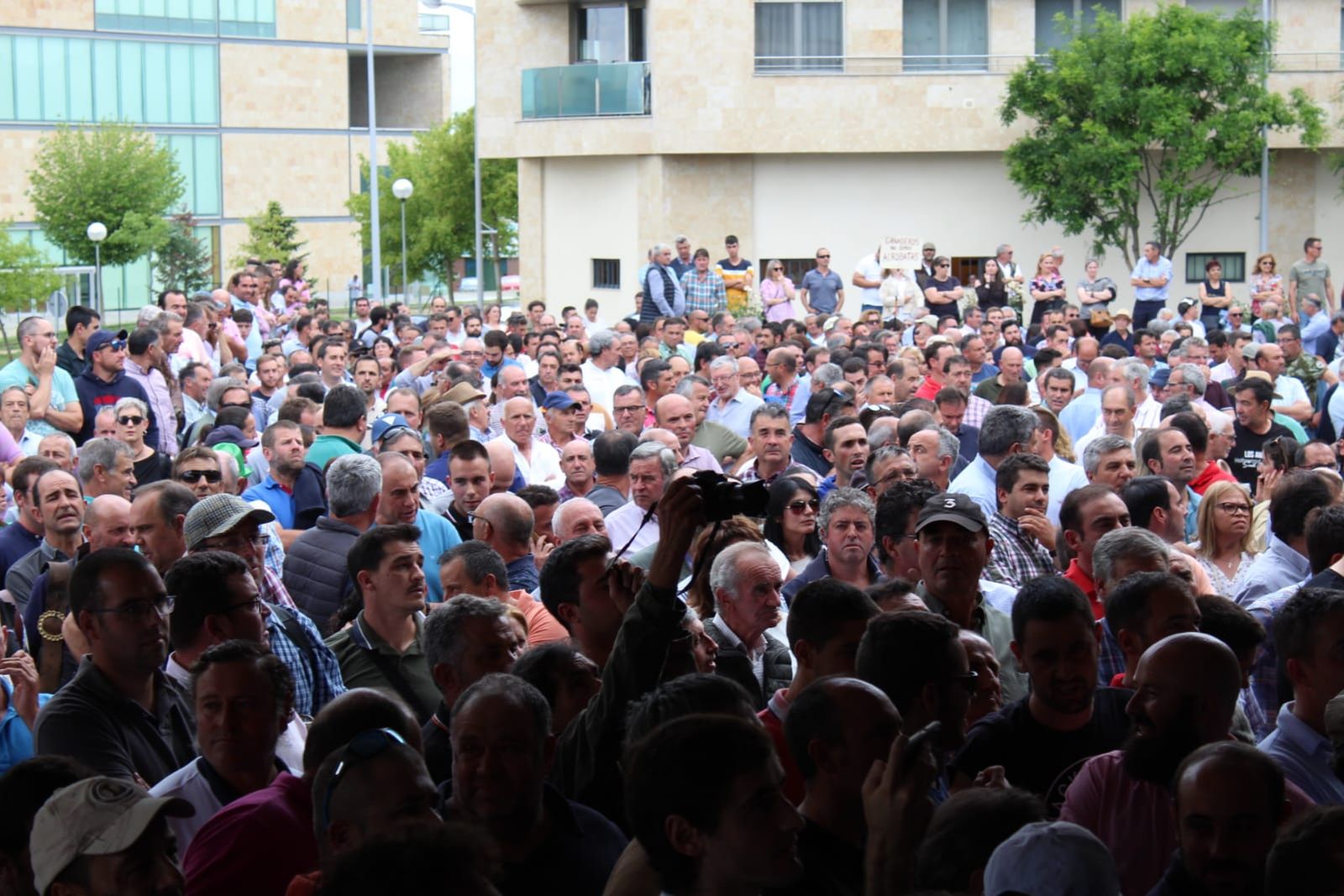 Protestas de los ganaderos frente a la Delegación Territorial de la Junta de Castilla en León en Salamanca. Foto de archivo
