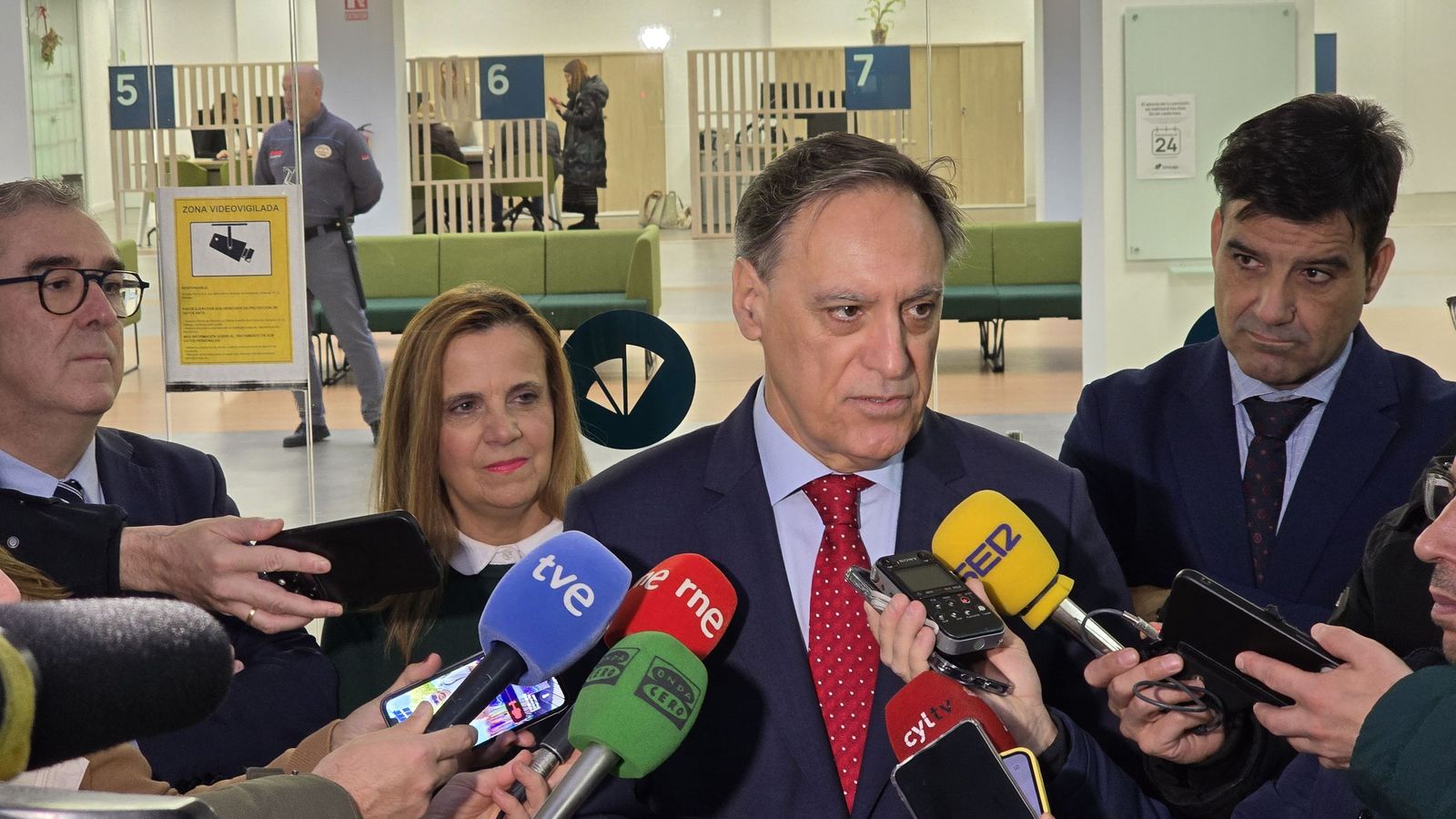 Inauguración de la placa conmemorativa por el centenario del nacimiento de la escritora Carmen Martín Gaite en el edificio de la entidad en la plaza de los Bandos