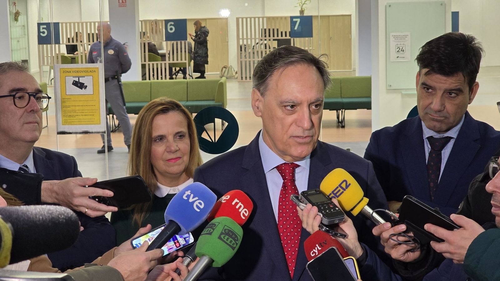 Inauguración de la placa conmemorativa por el centenario del nacimiento de la escritora Carmen Martín Gaite en el edificio de la entidad en la plaza de los Bandos