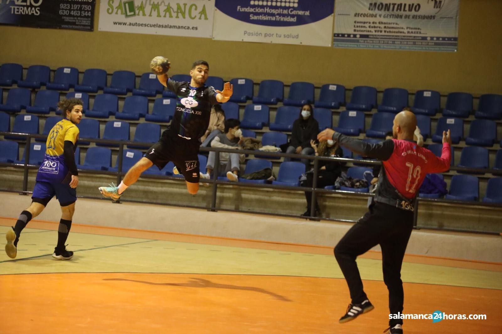 Javi Baz lanza ante Villa de Luanco.