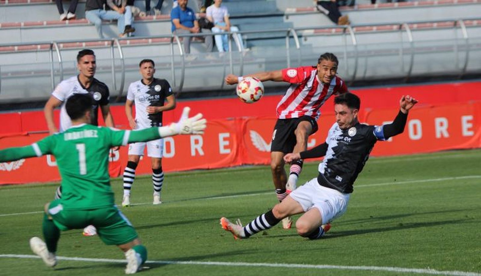 Ramiro tapa una clara ocasión del Biilbao Athletic | FOTO UNIONISTAS CF Ramiro tapa una clara ocasión del Biilbao Athletic | FOTO UNIONISTAS CF