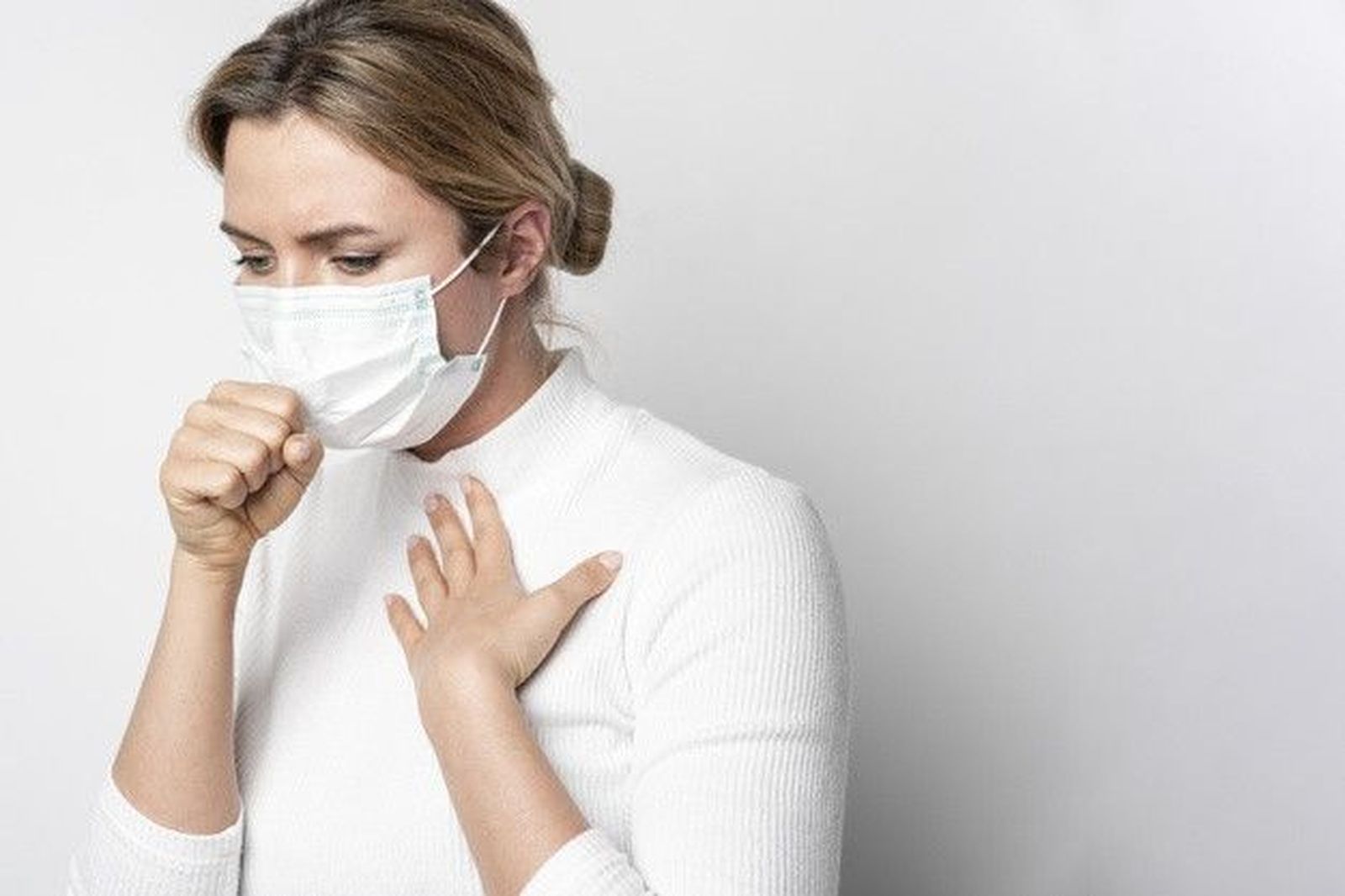 Mujer con mascarilla