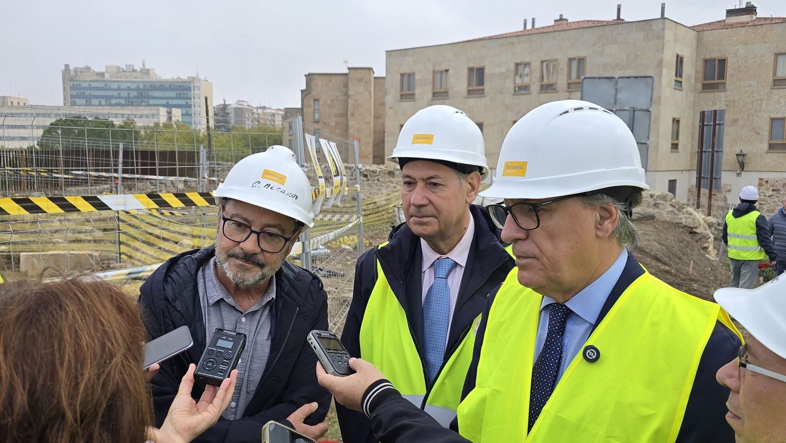 El alcalde de Salamanca, Carlos García Carbayo, informa de los hallazgos y las actuaciones que se están realizando en el Cerro de San Vicente