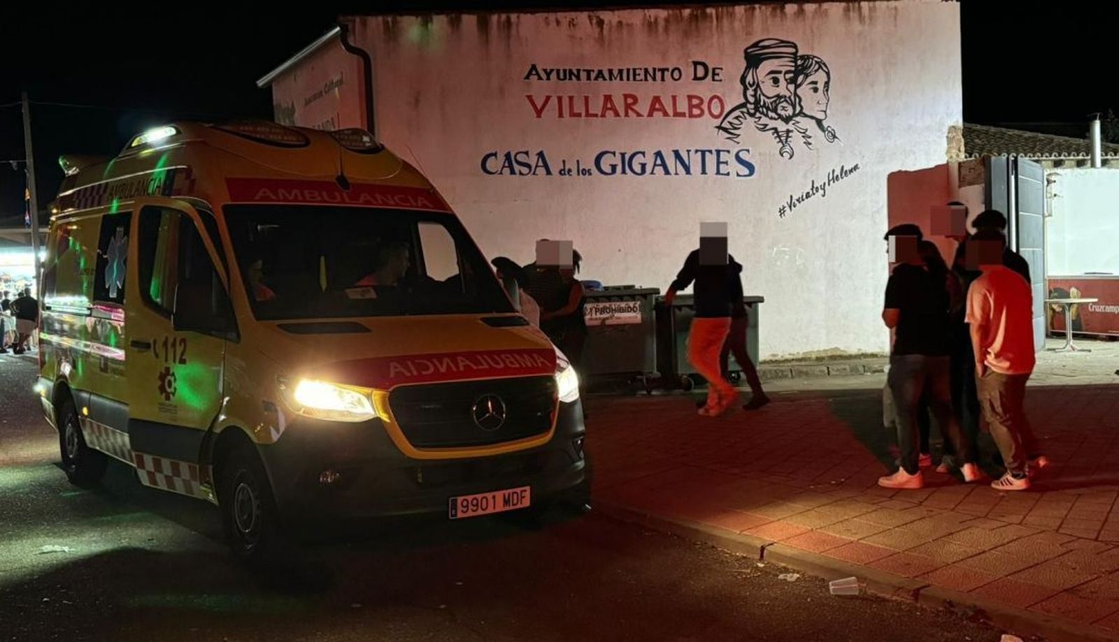 Asistencia sanitaria en el lugar del incidente donde fue herida la joven por una botella en Villaralbo
