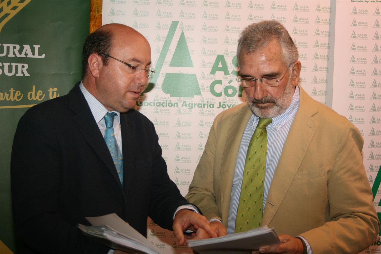 Archivo - Rafael Navas (izda.) junto al presidente de Asaja Córdoba, Ignacio Fernández de Mesa. - EUROPA PRESS/ASAJA - Archivo