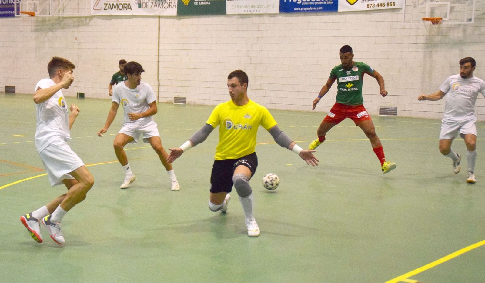 Magi se prepara para disparar a gol