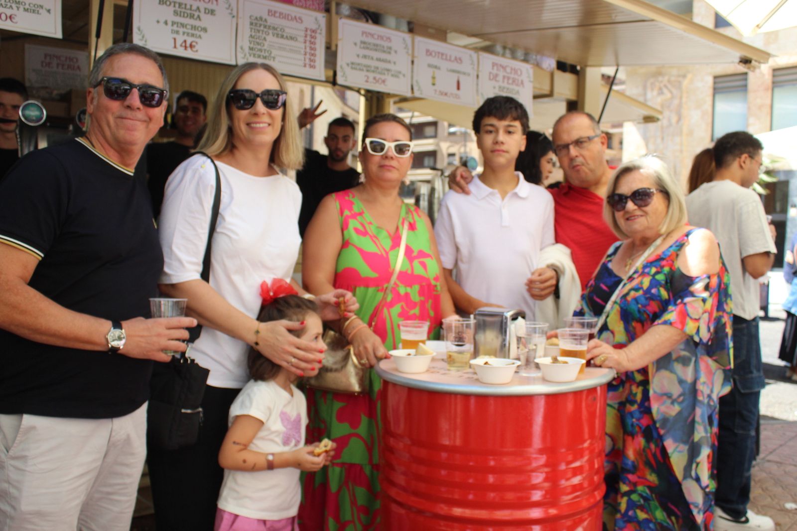 Ambiente en la Feria de Día en el mediodía de este