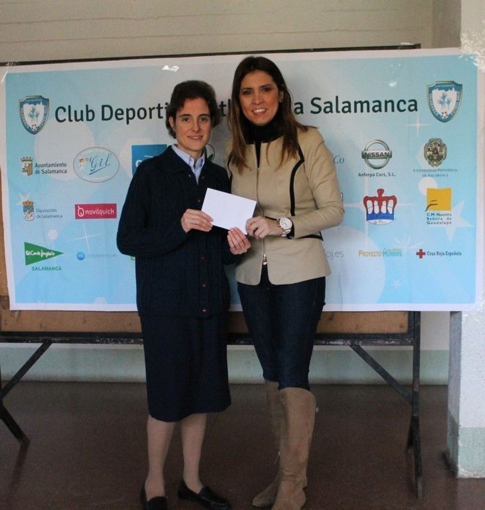 El Club Deportivo Salamanca entregó 1.000 euros a las Hijas de la Caridad El Club Deportivo Salamanca entregó 1.000 euros a las Hijas de la Caridad