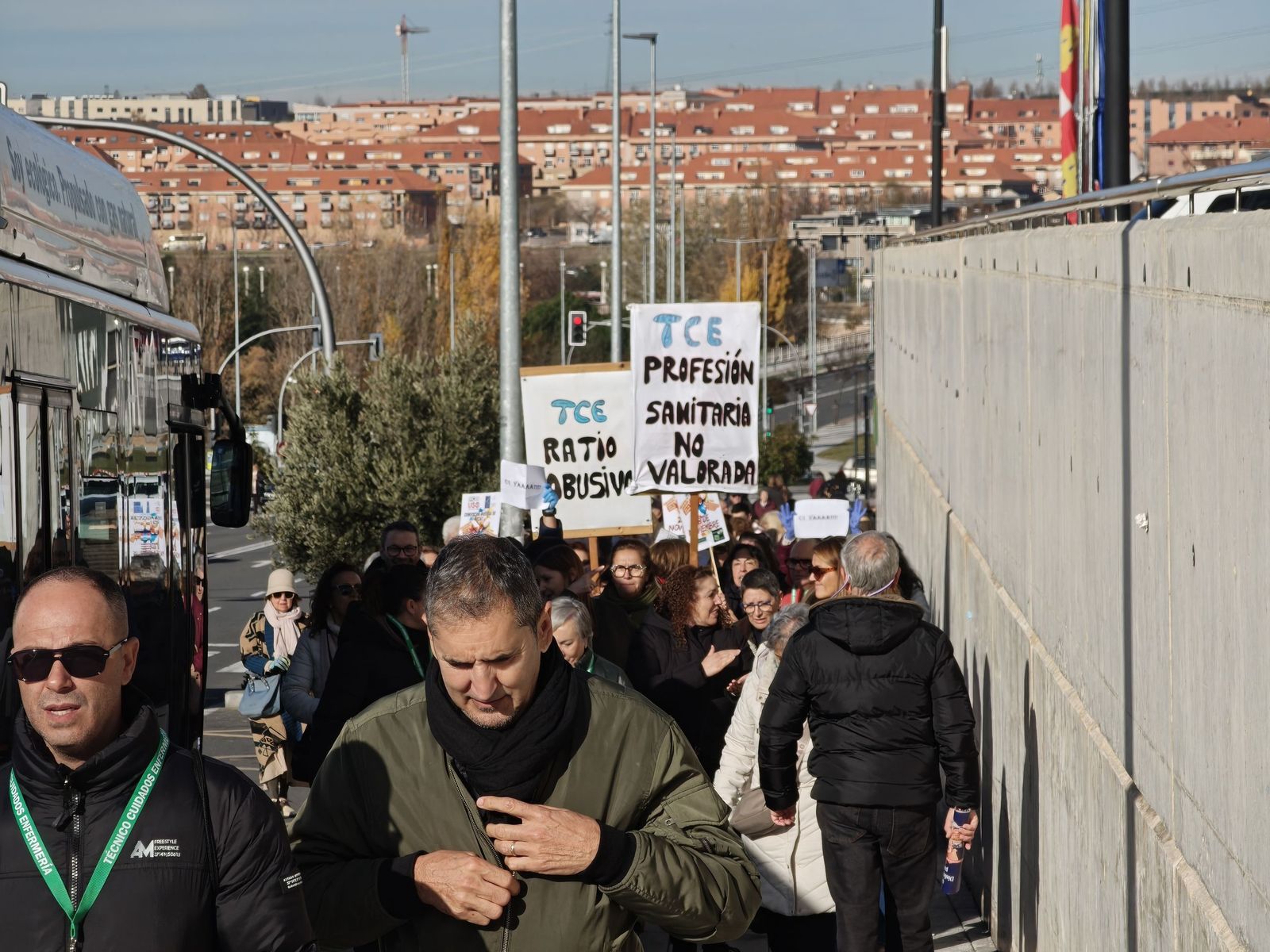 Las TCAEs de Salamanca se concentran a las puertas del hospital de Salamanca