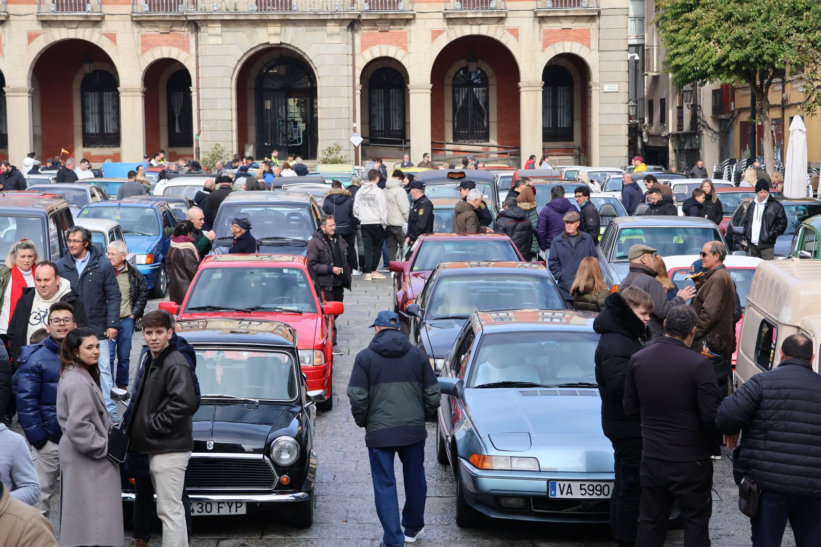 concentracion-de-coches-clasicos-en-la-plaza-mayor-11