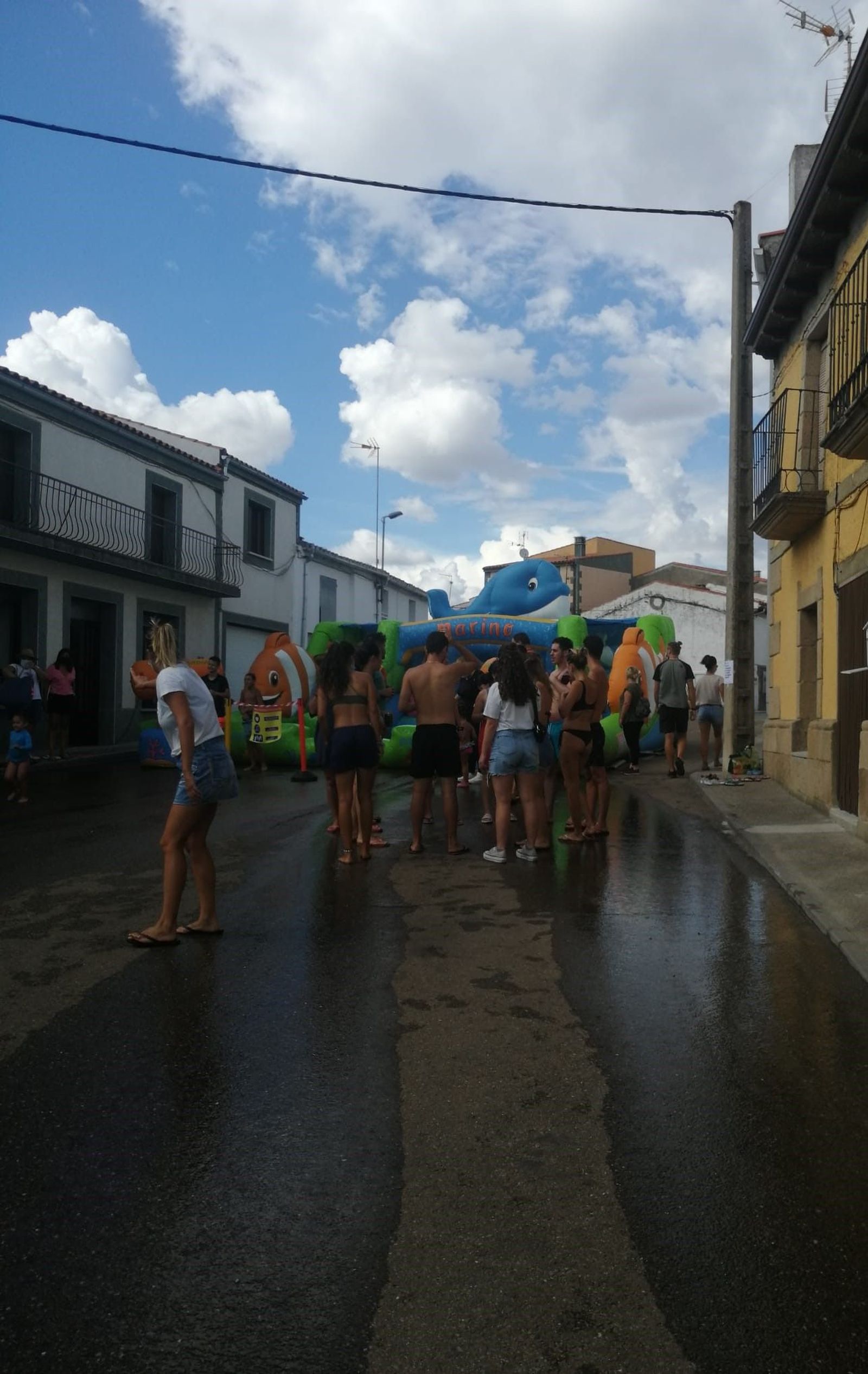 Los jóvenes de Pereña de la Ribera disfrutan del parque acuático