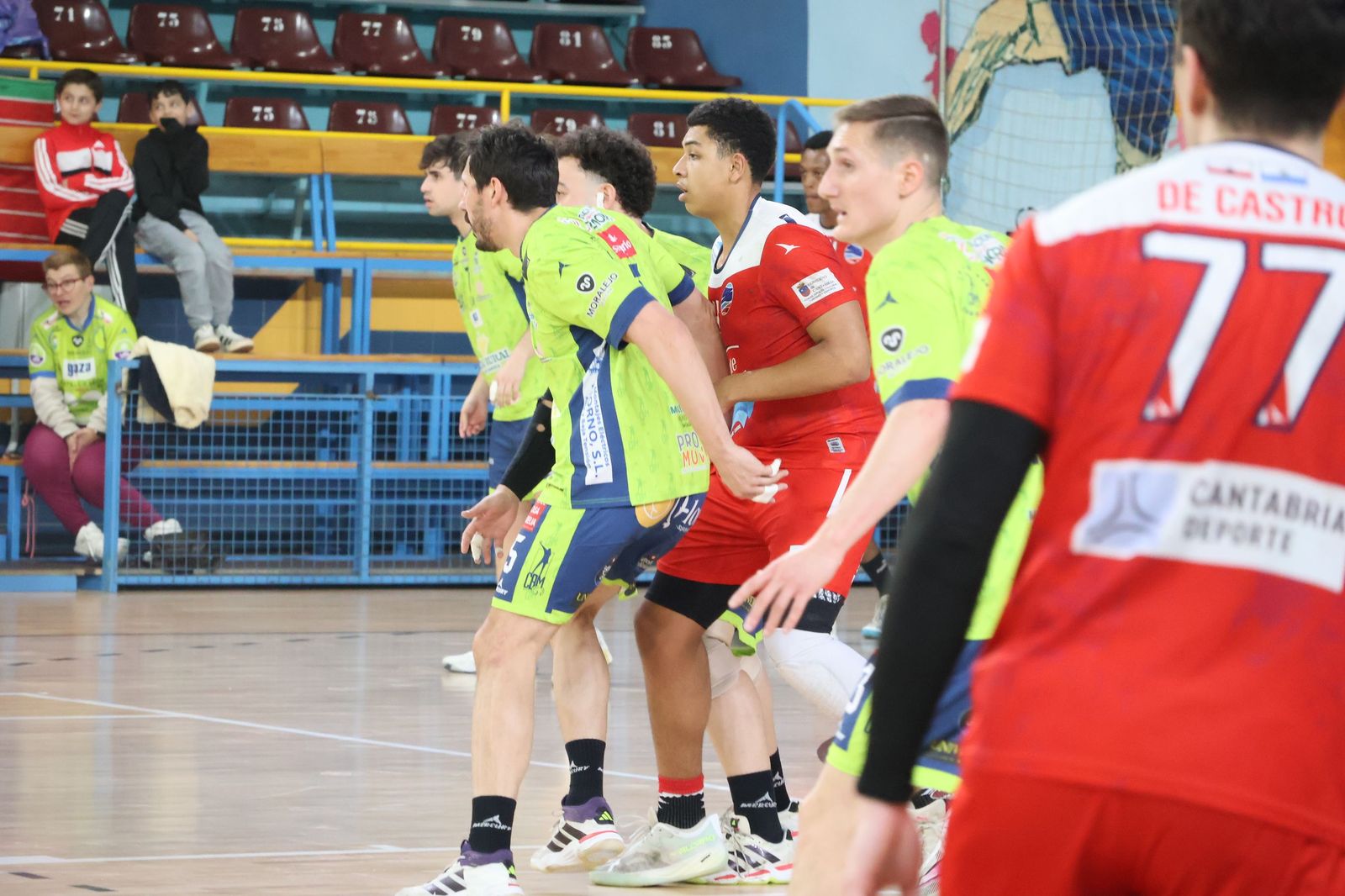 GALERÍA | Revive el apasionante duelo entre el Balonmano Zamora y el Ciudad de Santander
