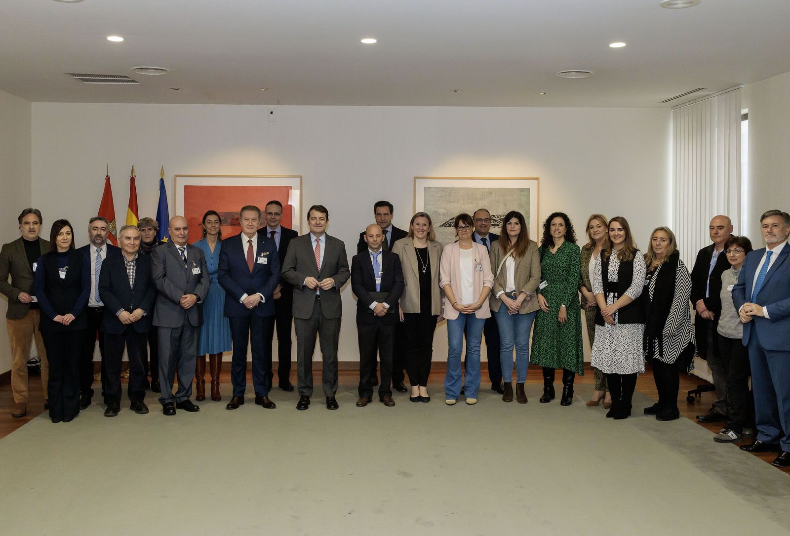 Alfonso Fernández Mañueco en la reunión en las Cortes con representantes de diferentes asociaciones del sector de la discapacidad