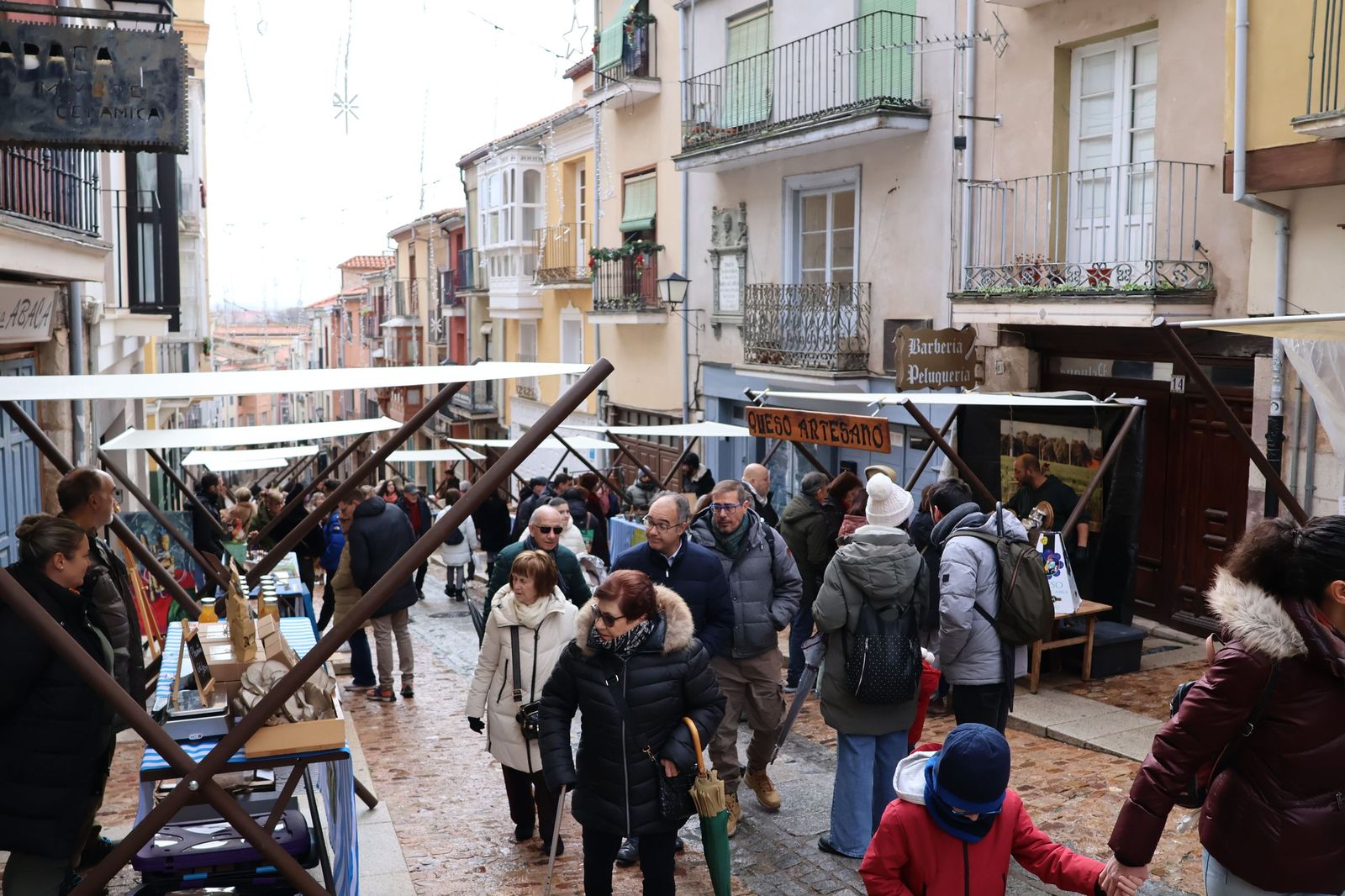 GALERÍA | El mercado de artesanos en la calle Balborraz como escaparate del producto local