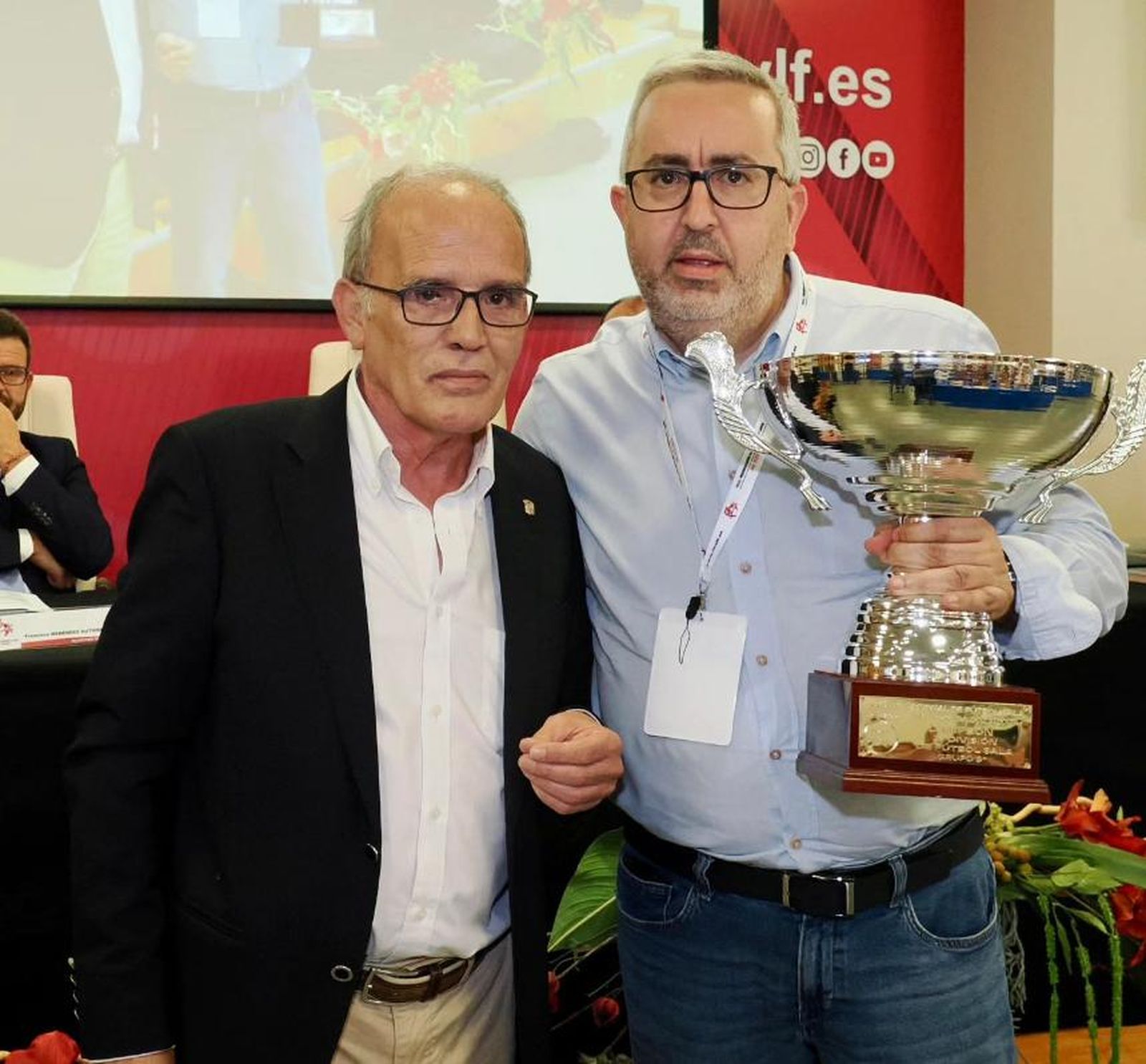 InterSala Zamora recibe el título de campeón de liga.