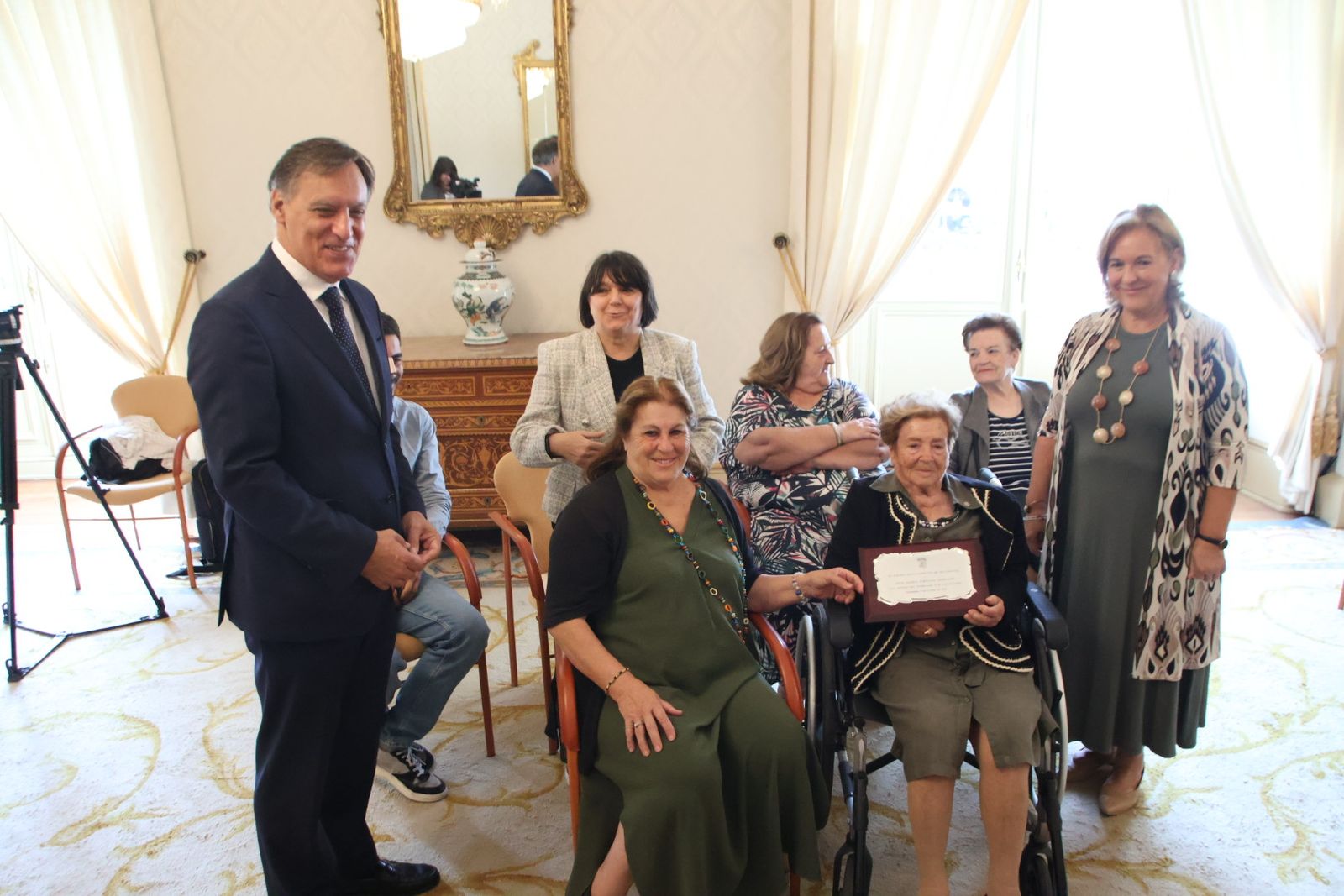 El alcalde de Salamanca, Carlos García Carbayo, preside el homenaje a personas centenarias de la ciudad