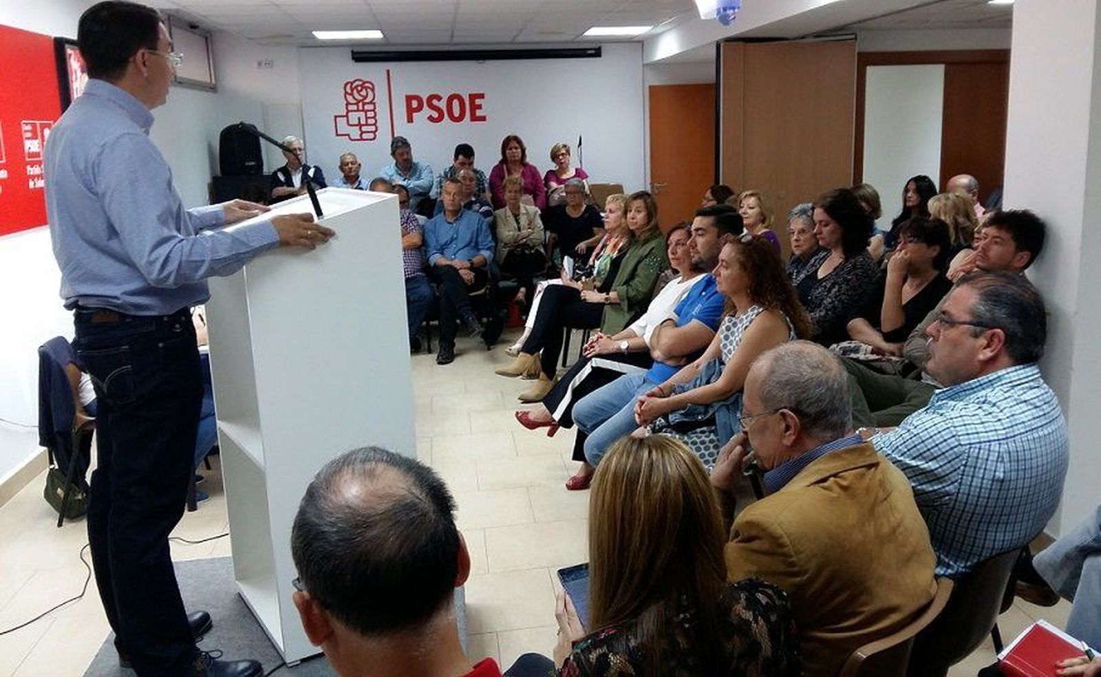 Los militantes del PSOE elegirán la opción menos mala: transición con Pablos o regreso del ‘melerismo’ con Vegas