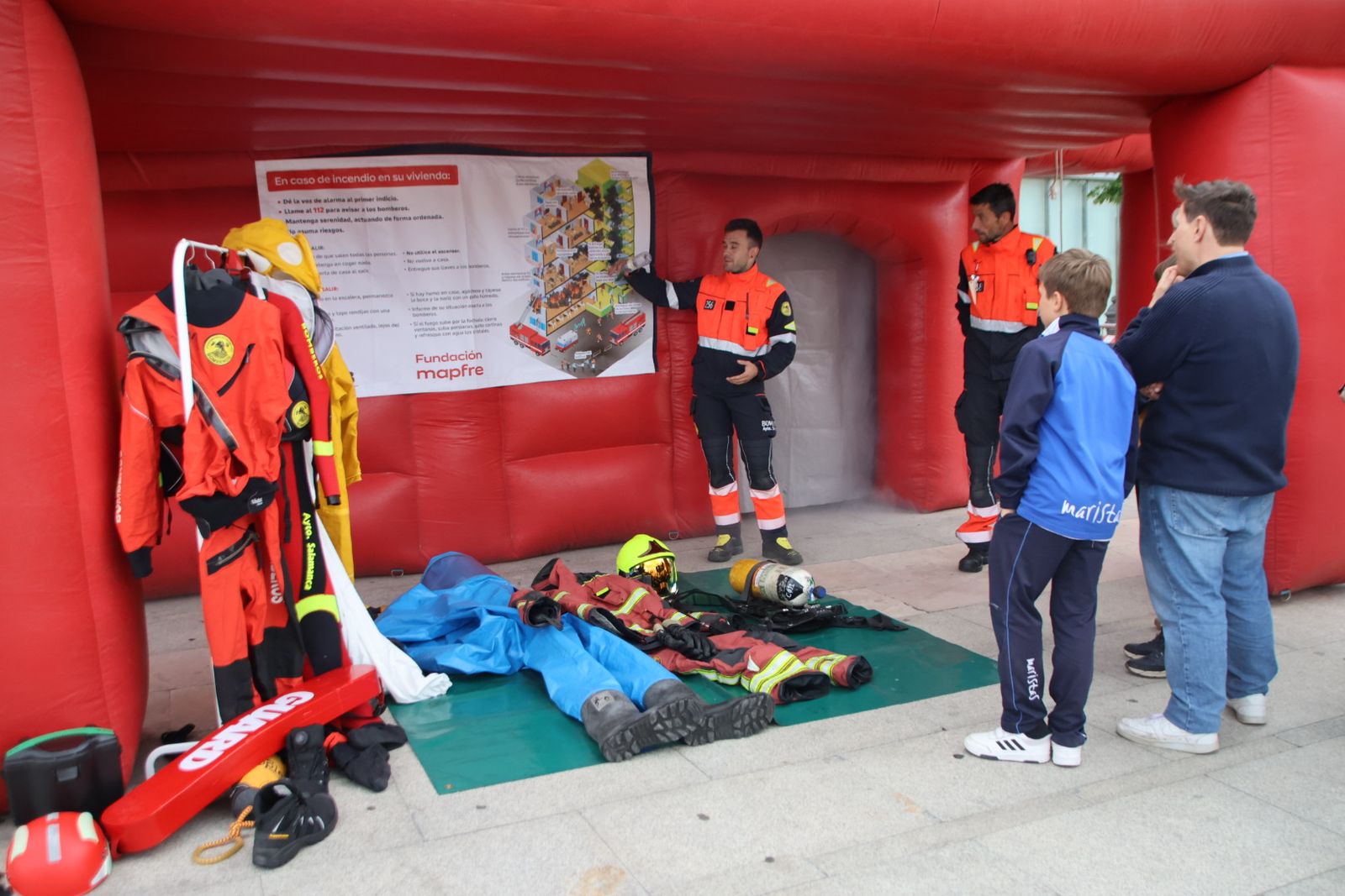 Talleres de prevención de incendios y primeros auxilios y una muestra de vehículos y material de bomberos