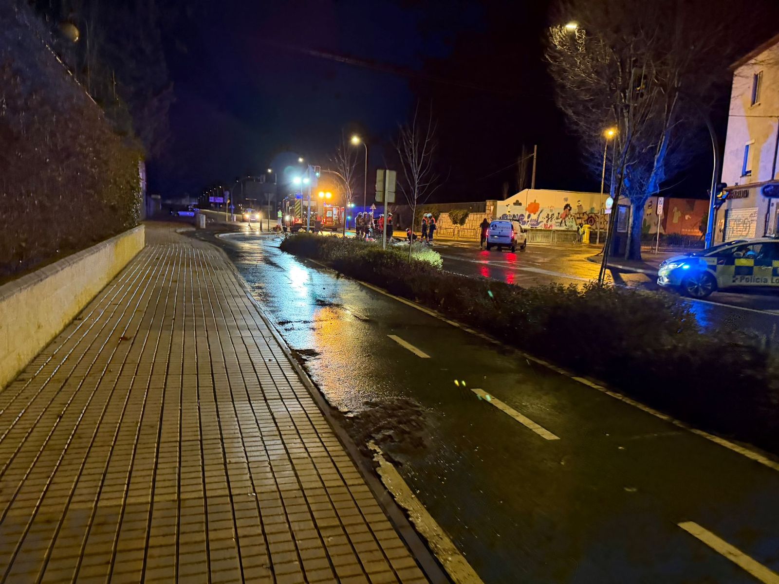 Un coche atraviesa una rotonda y acaba destrozado en la avenida de la Merced