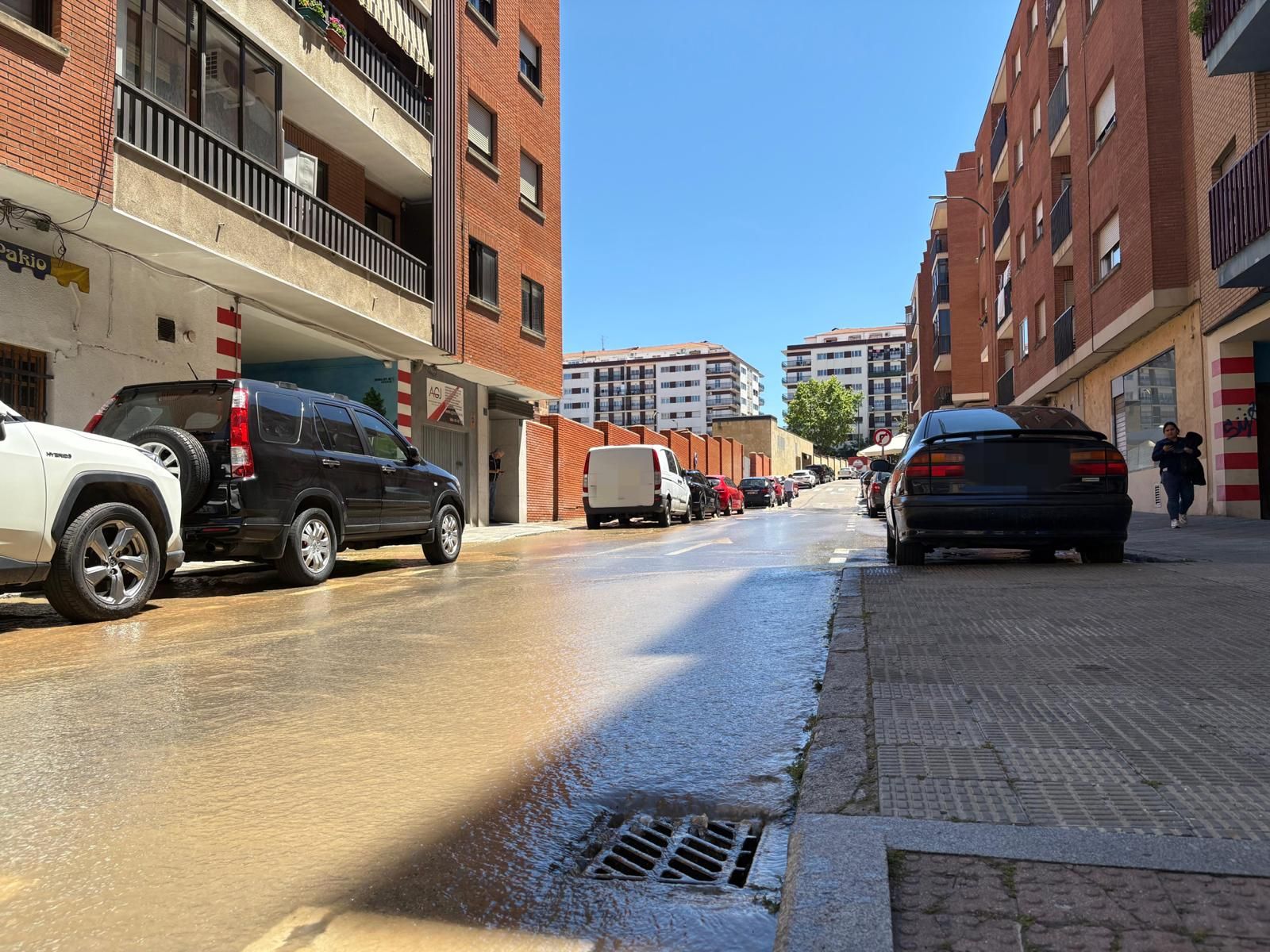 Un reventón de una tubería anega la calle Mérida de Salamanca