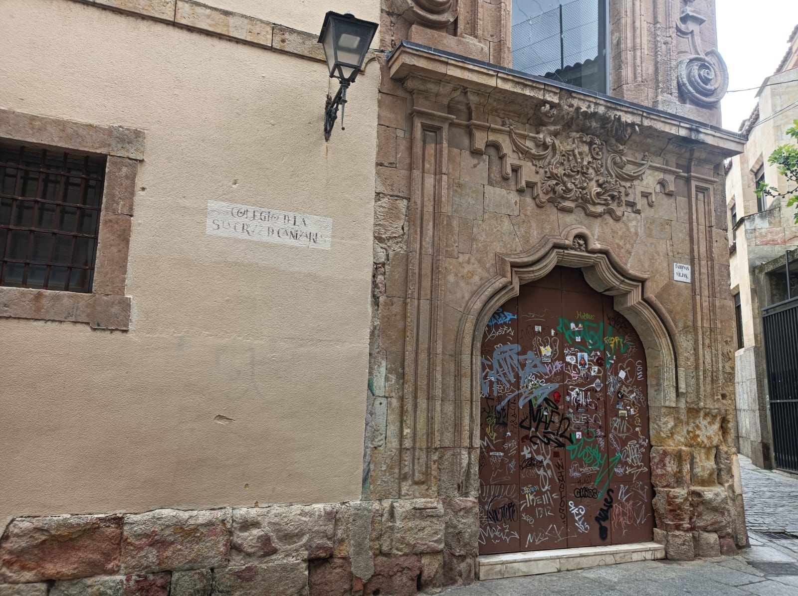 Pintadas y pegatinas pegadas en la fachada del Conservatorio Profesional de Música ubicado en la calle Tahonas Viejas Pintadas y pegatinas pegadas en la fachada del Conservatorio Profesional de Música ubicado en la calle Tahonas Viejas
