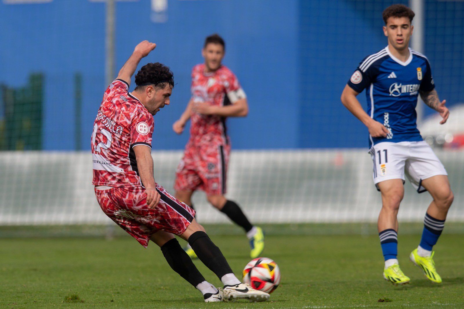 Cedenilla golpea el balón ante el filial del Oviedo | FOTO CD GUIJUELO