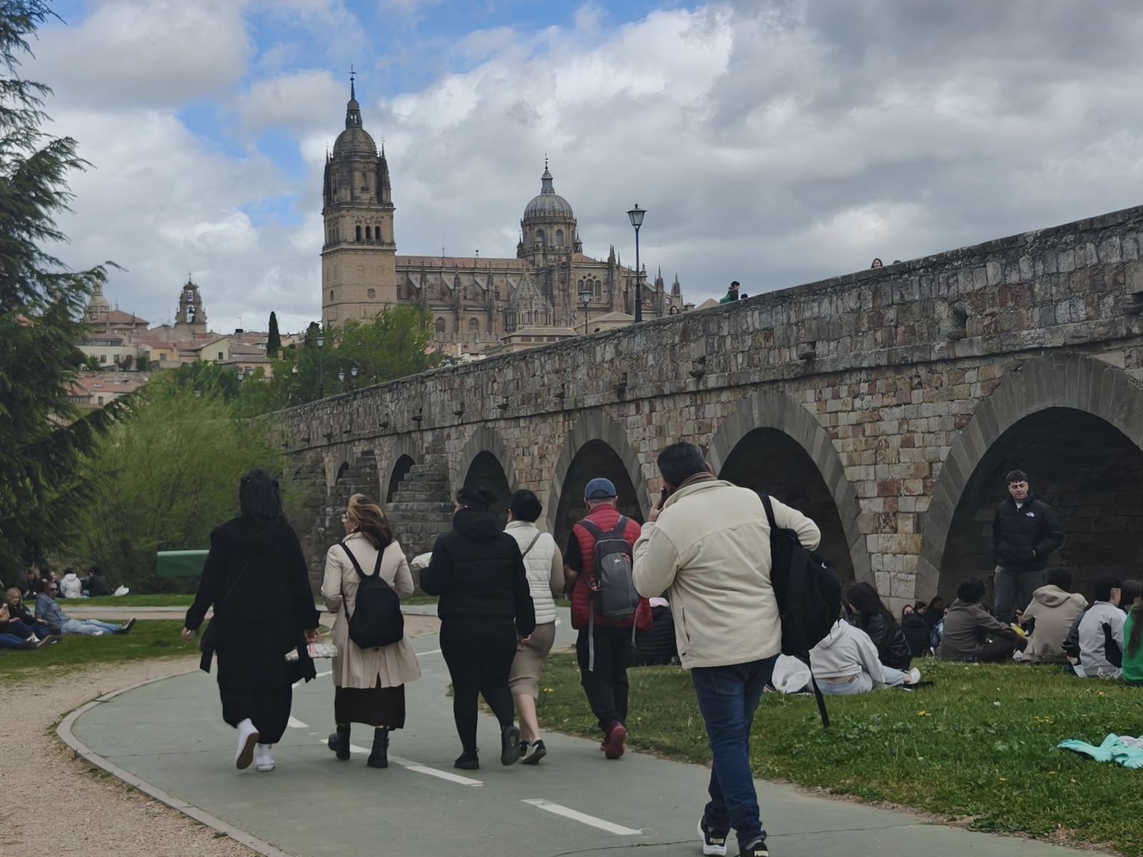 Un multitudinario Lunes de Aguas en Salamanca llena la ribera del Tormes