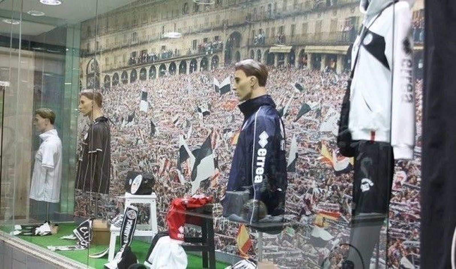 Los aficionados acuden a la boutique en busca de un recuerdo