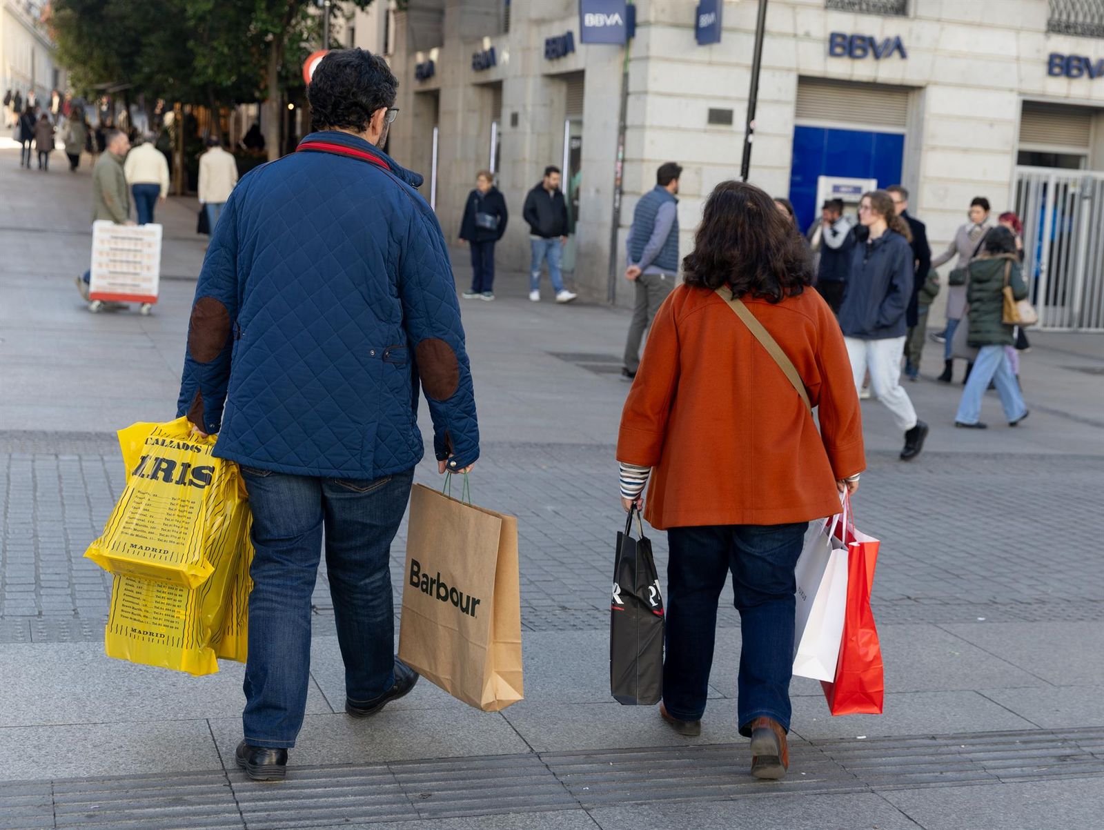 Personas con bolsas de compras. EP.