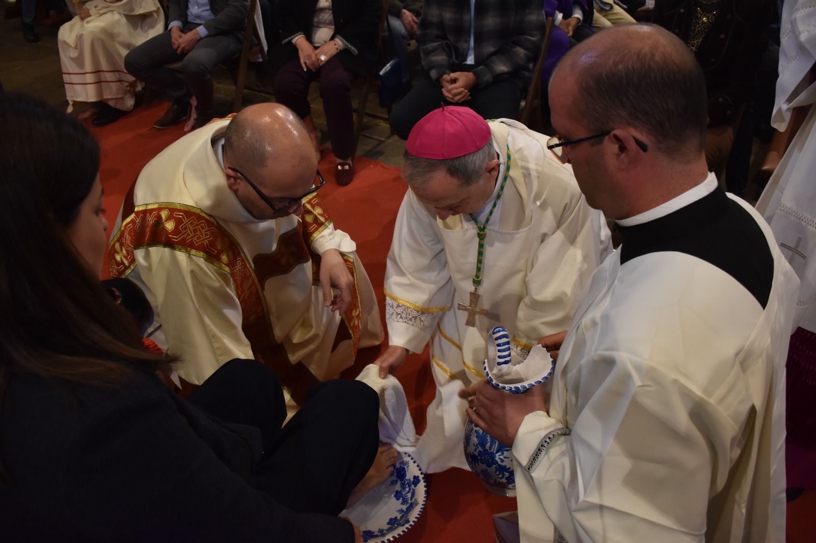 El rito del lavatorio de pies en la misa del Jueves Santo