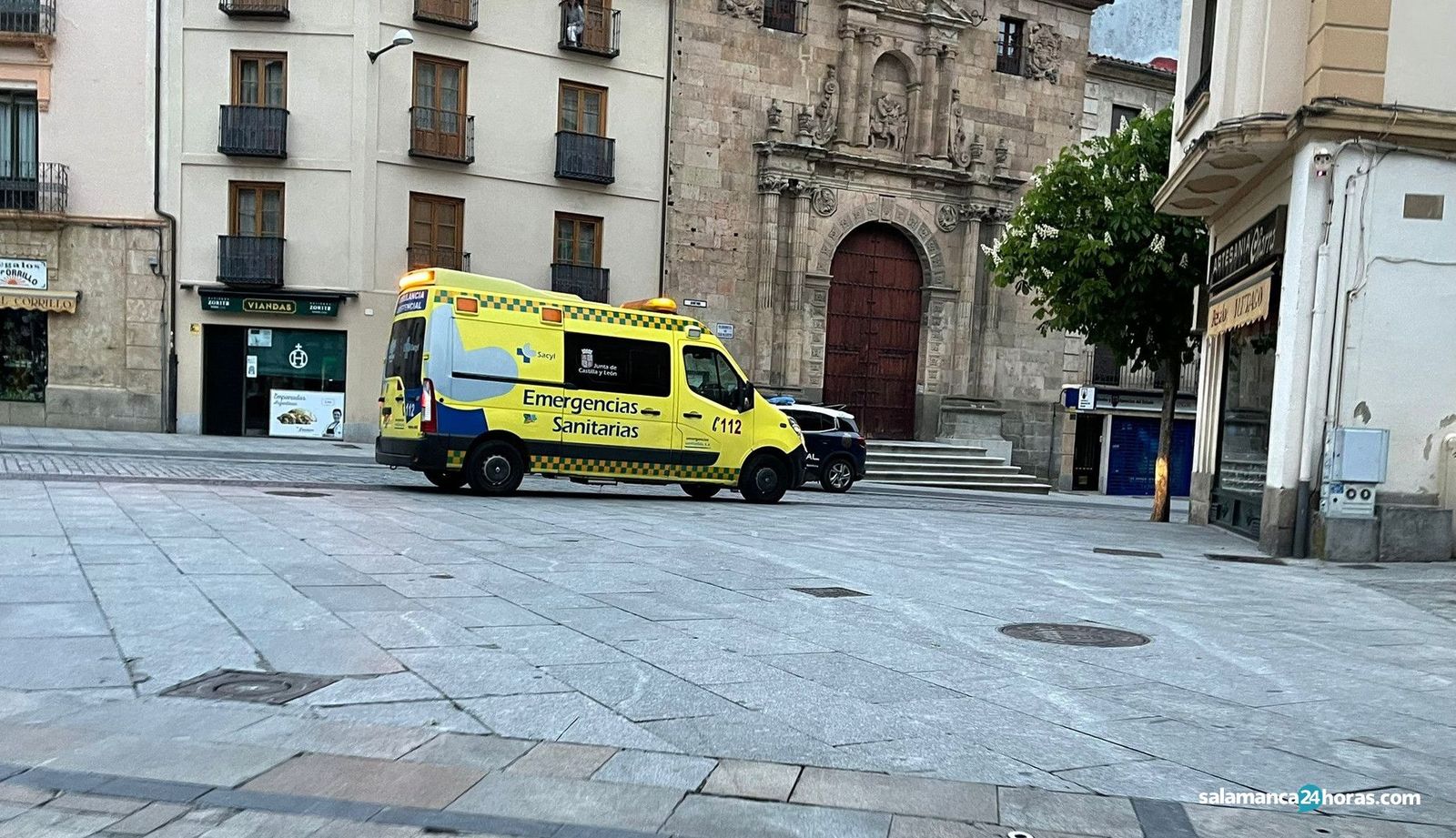 Ambulancia en una calle cercana al accidente - Foto de archivo